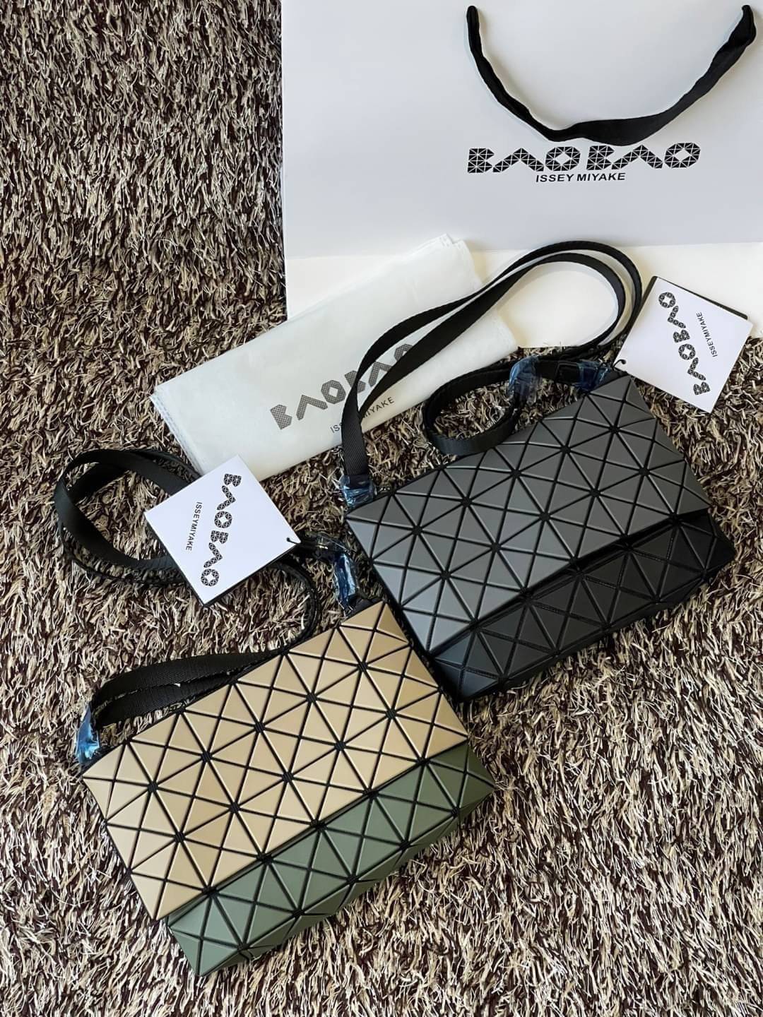 Baobao Issey Miyake Prism Kangaroo crossbody bag กระเป๋าสะพาย Crossbody รูปทรงสี่เหลี่ยมผืนผ้า ไซส์กำลังพอดี เห็นแบบนี้บอกเลยว่าใส่ของสำคัญได้แบบครบถ้วน ไม่ว่าจะเป็นโทรศัพท์ กระเป๋าตังค์ หรือพาวเวอร์แบงค์ จัดเป็นอีกหนึ่งรุ่นที่น่ารัก สายสะพายปรับได้ตามควา
