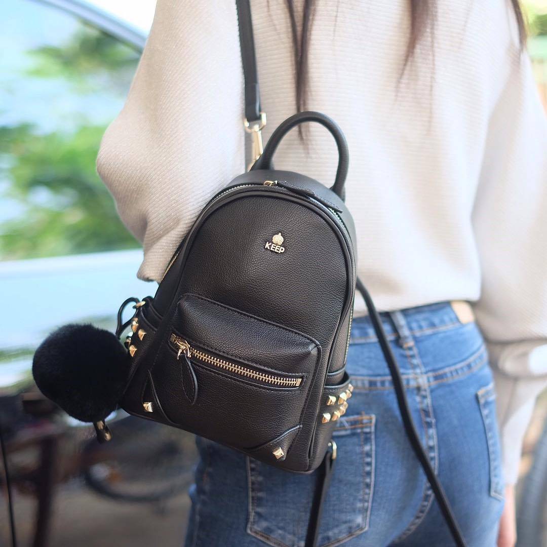 รุ่นใหม่ล่าสุด งานสวยมากๆ การันตีเลย จาก แบรนด์ KEEP รุ่น Duo Sister backpack 🎒 >กระเป๋า หนังวัวแท้ฟอกนาโนเนื้อดี นิ่มมาก ลายหนังชัด ทนทานคะ >น้ำหนักเบา ดีไซด์ ทันสมัย เข้าได้กับทุกชุด >ภายในตัวกระเป๋ามีช่องเก็บของจุกจิก 2 ด้าน กว้าง บุด้