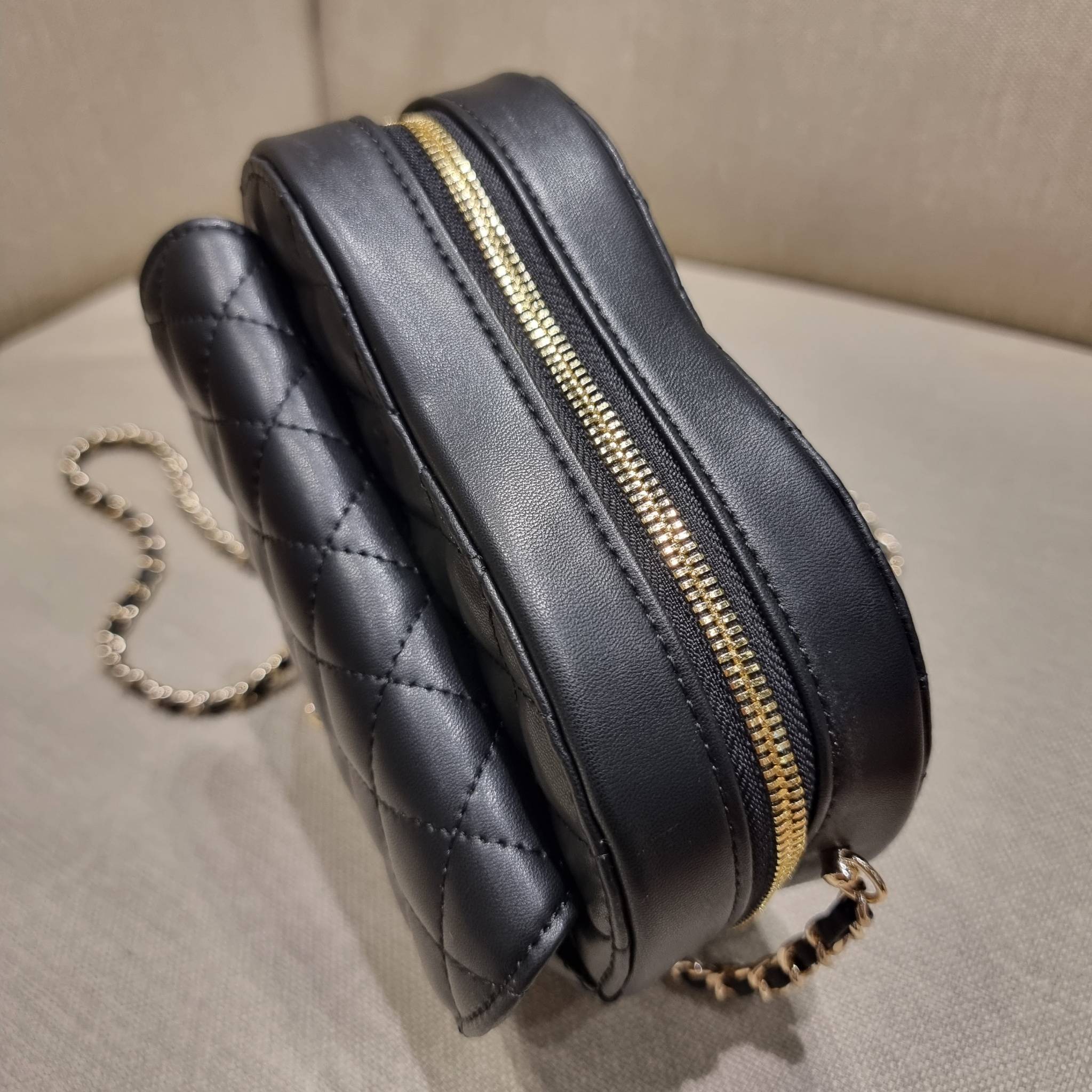 VIP 🥂 CHANEL Heart Bag Lambskin & Gold-Tone Meta ใหม่มาก สวยมาก มงมาก!! กระเป๋าสะพายสุดคิ้วท์ ที่ดีไซน์รูปทรงหัวใจไม่ซ้ำใคร น่ารักทุกสี น่าใช้ไปเลยแม่!! วัสดุหนังแกะฟอกสี เปิด-ปิดด้วยซิป ด้านหน้ามีช่องเก็บของจุกจิก ภายในเป็นช่องโล่ง ใส่มือถือ ใส่ก