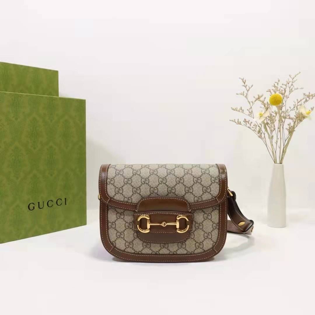 Gucci Horsebit Shoulder Bag กระเป๋าสะพายไหล่ วัสดุผ้าใบ GG Superme ตัดแต่งหนังแท้ สายสะพายไหล่ปรับระดับได้ ด้านในมี 1 ช่องซิป อะไหล่ทองหรูหรา ดาราเซเลปใช้เพียบ ไม่มีเอ๊า เรียบหรูดูแพงสุดๆค่า