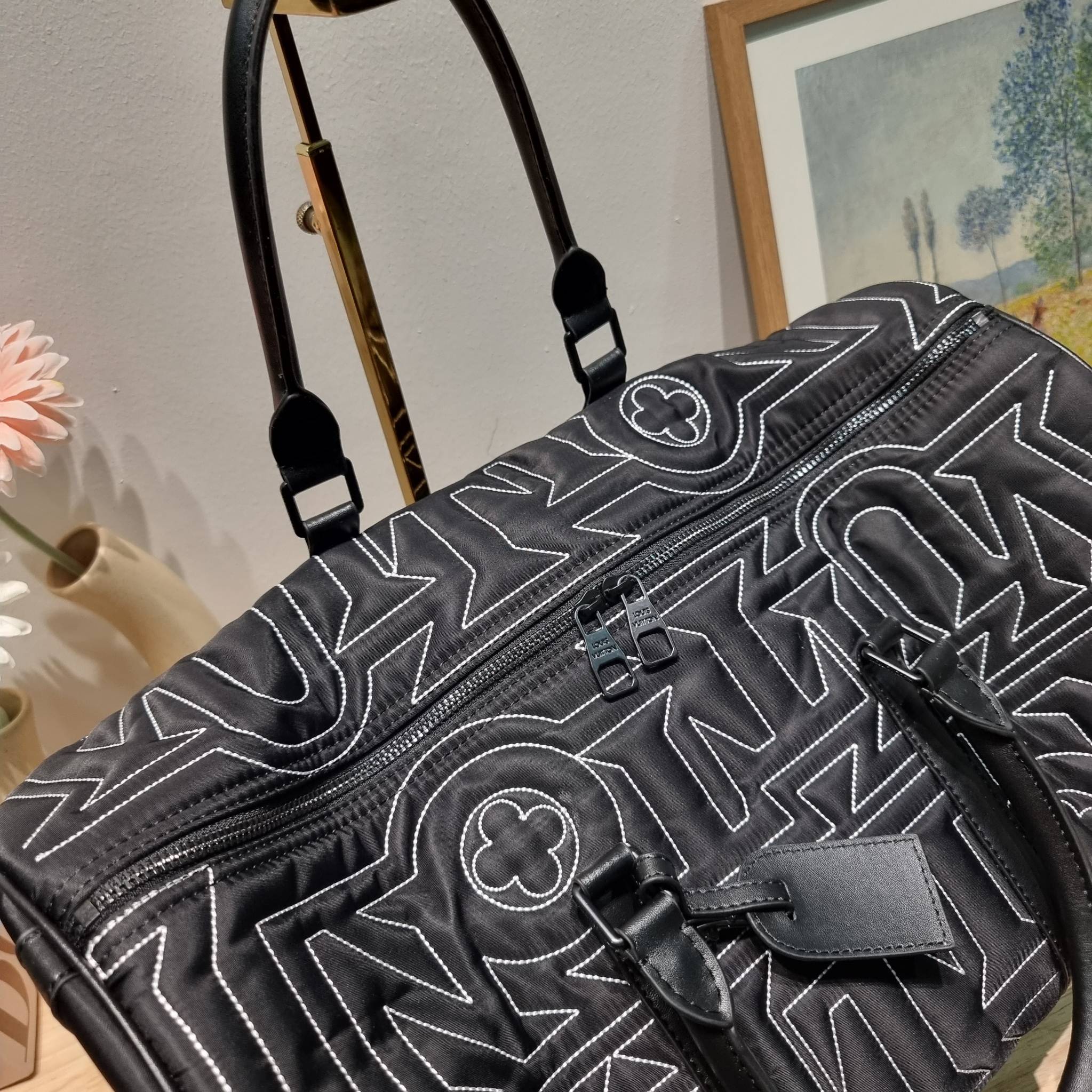 LV KEEPALL 50B SNOW BAG กระเป๋าเดินทางสุดคลาสสิค ประจำฤดูกาล Winter 2022 สไตล์สปอร์ต ทึ่ใครๆก็เฝ้ารอ ไอเท็มที่จะทำให้การเดินทางไม่ธรรมดาอีกต่อไป ด้วยดีเทลความเป็นเอกลักษณ์ เรียบแต่หรู ดีไซน์ลายปักความเป็นเอกลักษณ์ผสาน ลวดลายโมโนแกรมฟลาวเวอร์ ลงบนผ้าไนลอนร