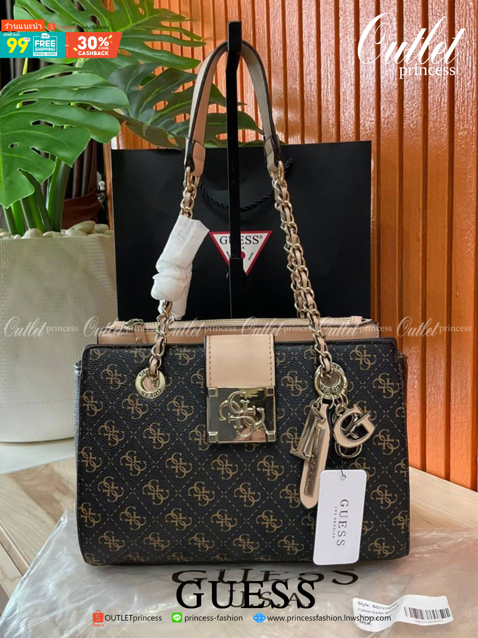 กระเป๋าสะพายไหล่ Guess Logo City Small Society Satchel กระเป๋าสะพายไหล่ ขนาดกำลังดี วัสดุ pu สวยอยู่ทรง มาพร้อมพวงกุญแจน่ารักๆ ถอดออกได้ ด้านหน้าประดับโลโก้แบรนด์ เปิดปิดด้วยซิป มี 2 ช่องหลักใช้งาน ภายในช่องซิปหน้าแยกเป็นสัดส่วนการใช้งาน ซิปช่อง 2 โล่งกว้