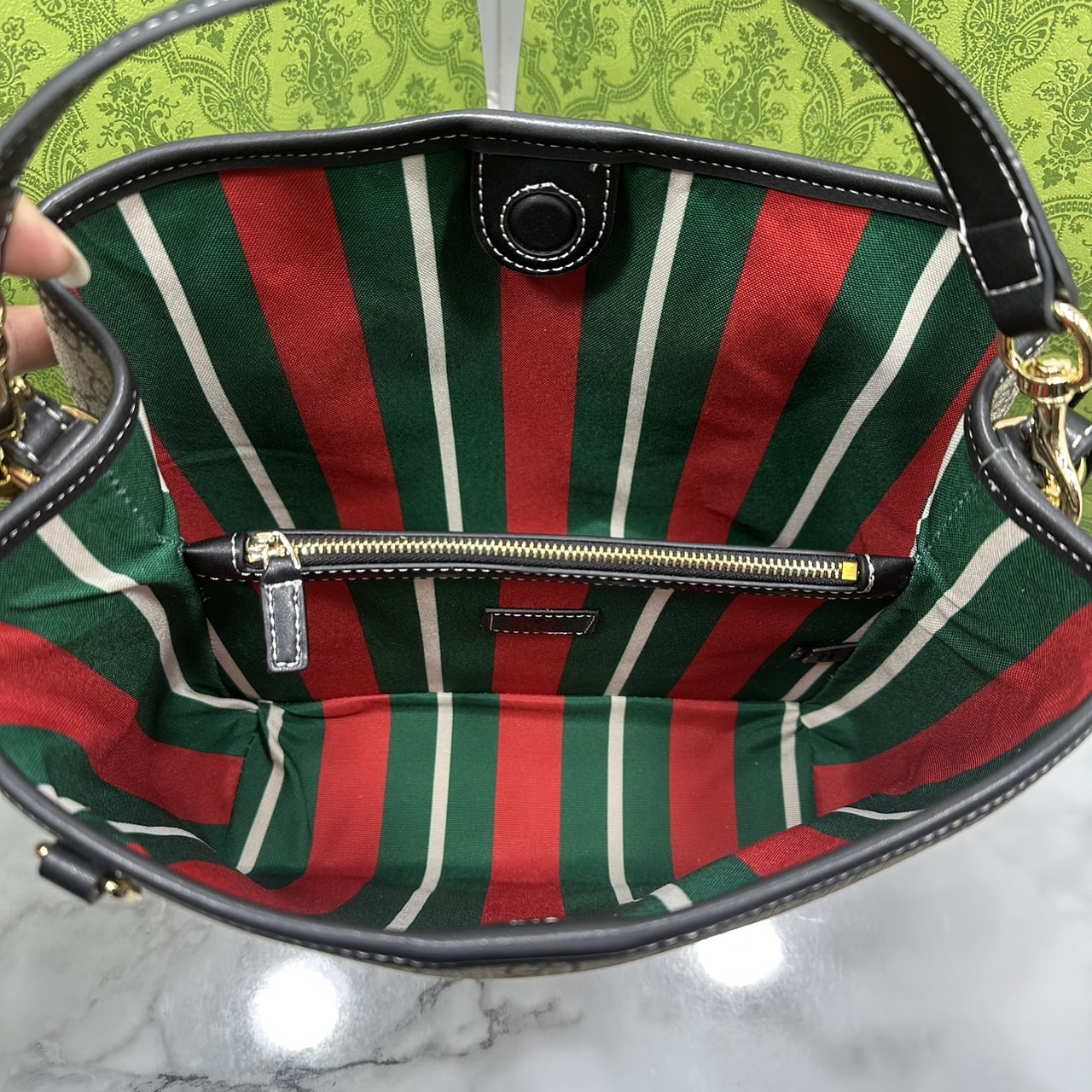 10" ORI หนังแท้ | Gucci GG Emblem Medum bucket bag กระเป๋าสะพายทรงบัคเก็ตใบใหญ่ คอลใหม่ตีความประวัติศาสตร์แห่งความสง่างามและงานฝีมือของแบรนด์ขึ้นใหม่