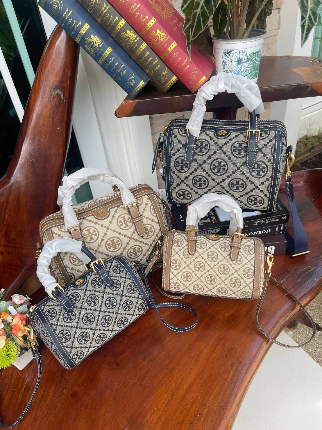 small: Tory burch T Monograme Jacquaed Mini Duffle Bag เป็นทรงกระเป๋าที่มีความฮอตฮิตตลอดกาล ด้วยรูปทรงคลาสสิคและเหมาะใช้งานเข้ากับทุกสถานการณ์ ไม่ว่าจะเป็นกระเป๋าสะพายไหล่ เพิ่มความคล่องตัวและเข้าได้กับทุกลุค ไม่ว่าจะเป็นวันสบายๆ หรือวันที่ต้องออกไปทำกิจก