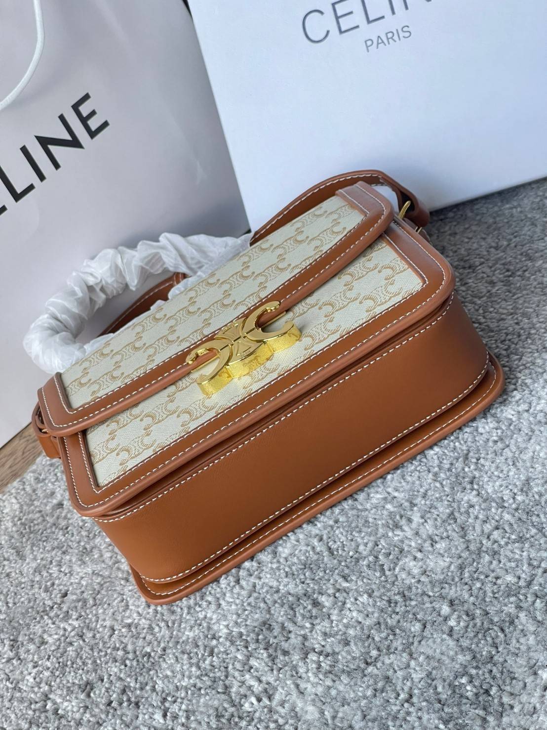 VIP 】Celine TEEN MEDIUM TRIOMPHE BAG IN TRIOMPHE CANVAS สาวๆที่กำลังมองหากระเป๋าน่ารักเอาไว้ใช้ในวันสบาย ๆ แต่ไม่รู้เลือกกระเป๋า Celine รุ่นไหนดี แนะนำรุ่นนี้เลยคะ เป็นกระเป๋าสะพายข้างขนาดกำลังดี สวยแบบคลาสสิก หรูหราด้วยแคนวาสเคลือบลาย Triomphe อีกทั้งยัง