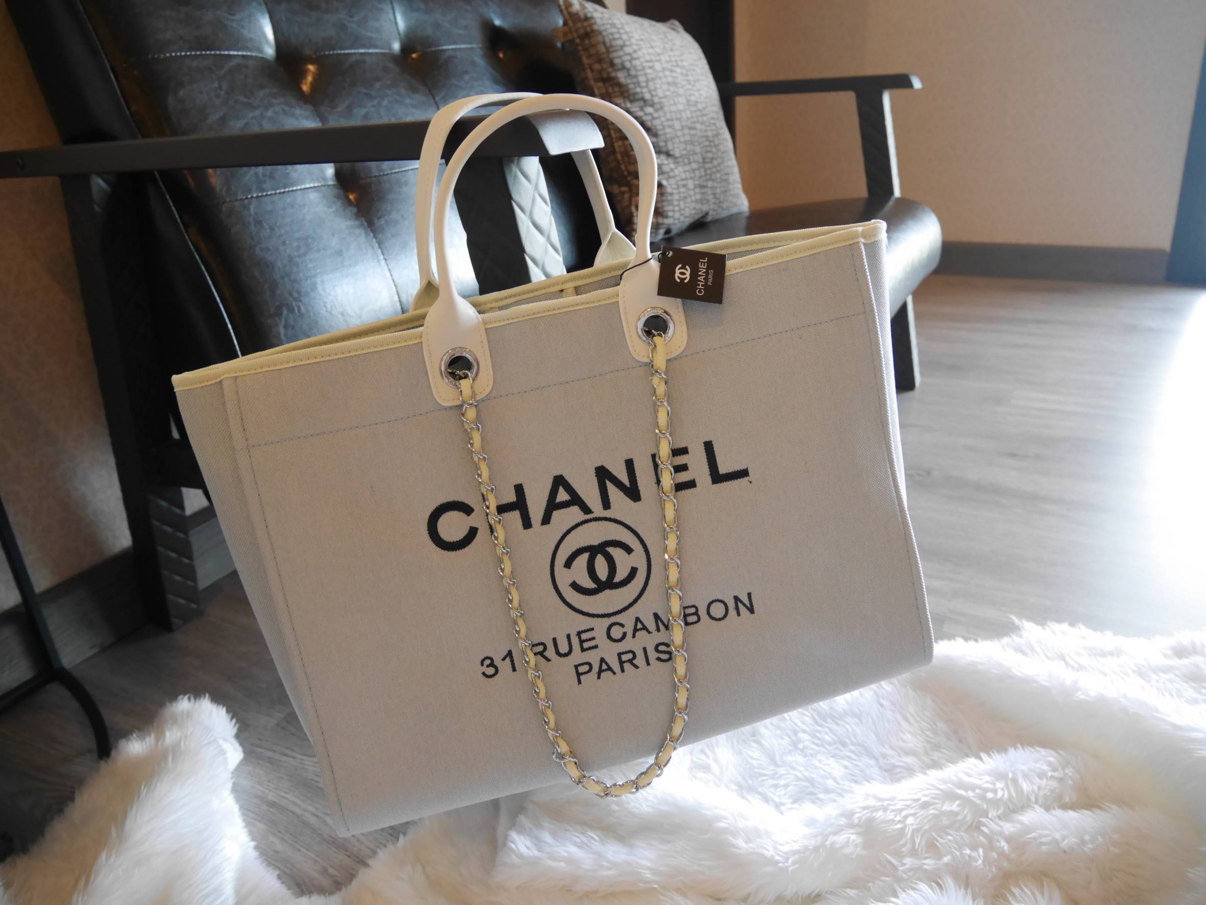 How Cute! 🎄🎄 รุ่นใหม่ล่าสุด!! ที่สาวๆรอคอย Chanel tote canvas bag จากงานพรีเมี่ยม VIP GIFT รุ่นดังเลยค้า Size ใหญ่อลัง บอกเลยว่า **งานดีที่สุด ตัวกระเป๋า กระเป๋าผ้าเป็นผ้า canvas เนื้อดีสมราคา สัมผัส นุ่มลื่นมือมากกกก อะไหล่เงินปั้มแบรนด์แ