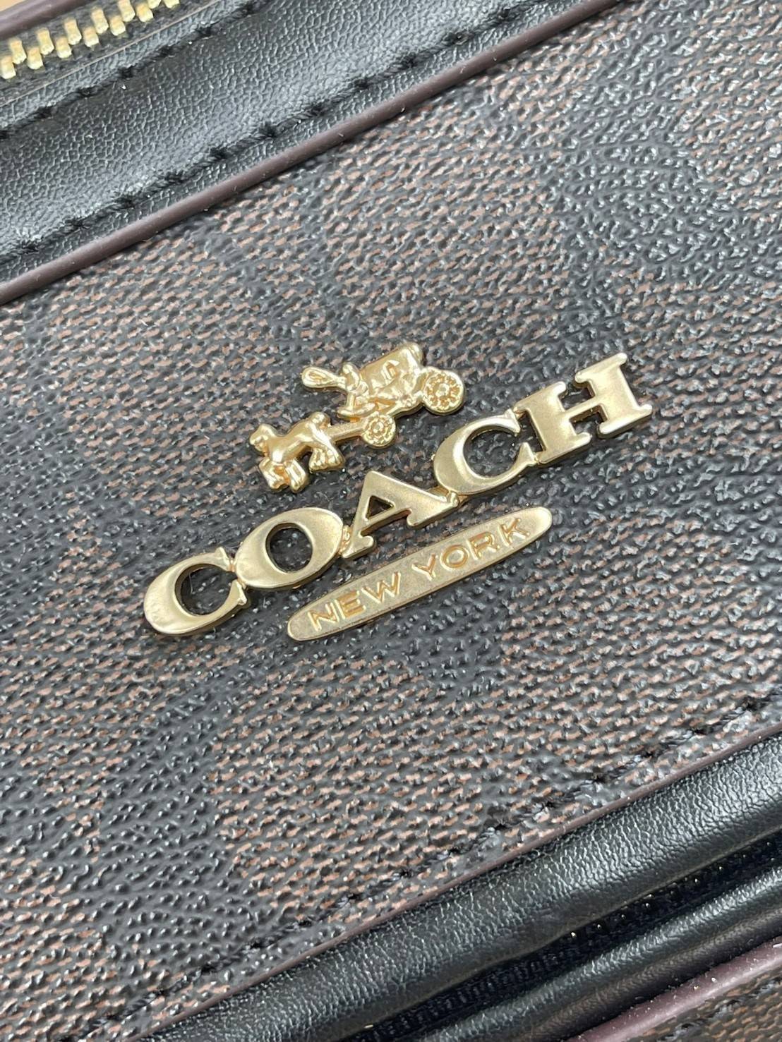 COACH Signature Canvas Rowan Satchel Crossbody จุดเด่นของกระเป๋าทรงsatchel bag คือรูปทรงของกระเป๋าดูแข็งแรง มั่นคง ไม่เสียทรงง่าย มาพร้อมหูหิ้วที่ด้านบนของกระเป๋า ลายแคนวาสที่เป็นซิกเนเจอร์แบบเอกลักษณ์ ช่องใช้งานทุ้งภายในและภายนอก นอกจากนี้ กระเป๋าประเภทน