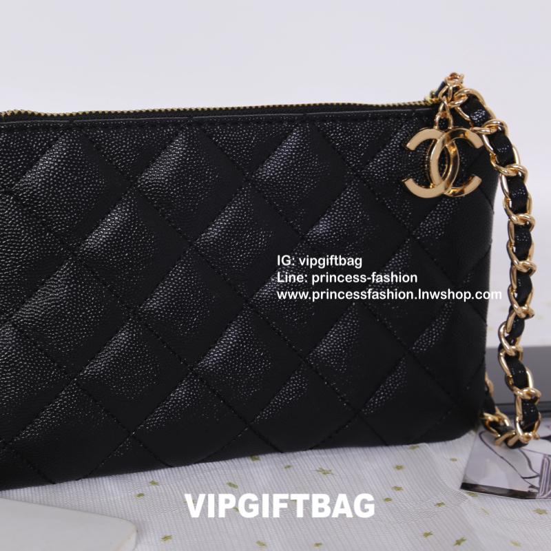 Chanel VIP Gift Coin Keychain Wallet สินค้าใหม่ สวยหรู น่าใช้ฝุดๆ กับสินค้าสมนาคุณ VIP Gift ดีเทลสวยโดดเด่น วัสดุหนังลายคาร์เวีย แต่งลายตารางรอบใบ เปิดปิดด้วยซิป หัวซิปอะไหล่โลโก้แบรนด์ มาพร้อมสายคล้องมือโซ่ร้อยหนัง รุ่นนี้ขนาดกำลังดี พกพาสะดวกมาก สามารถใ