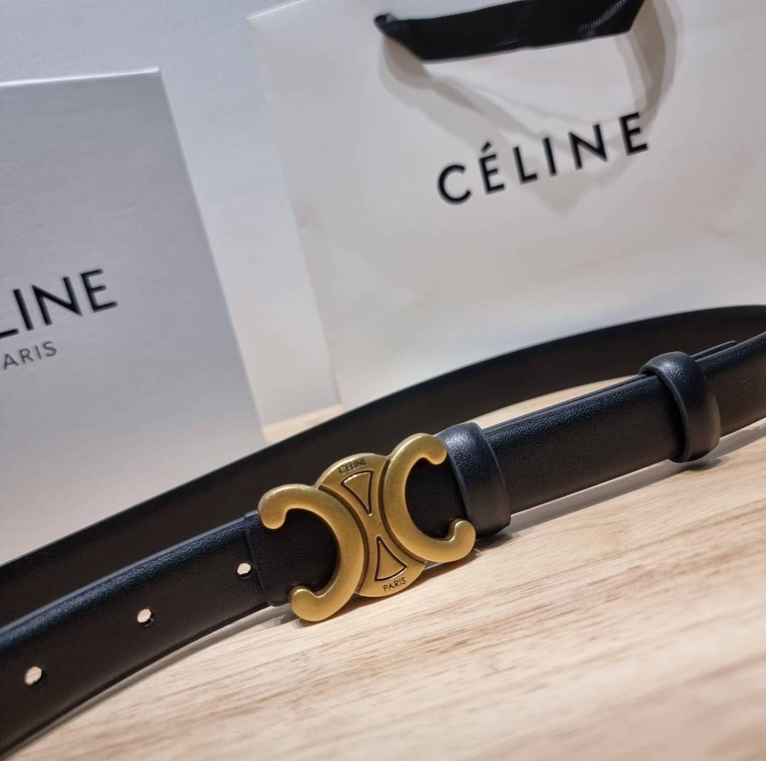 Celine belt with gift box set เข็มขัดซีลีนสุดคลาสสิค วินเทจ เรียบง่าย ผู้ดี เป็นซิกเนเจอร์ ด้วยดีไซน์อะไหล่สีทองวินเทจ ทำให้ใช้งานเป็น everyday use ได้เลย วัสดุหนังอย่างดี