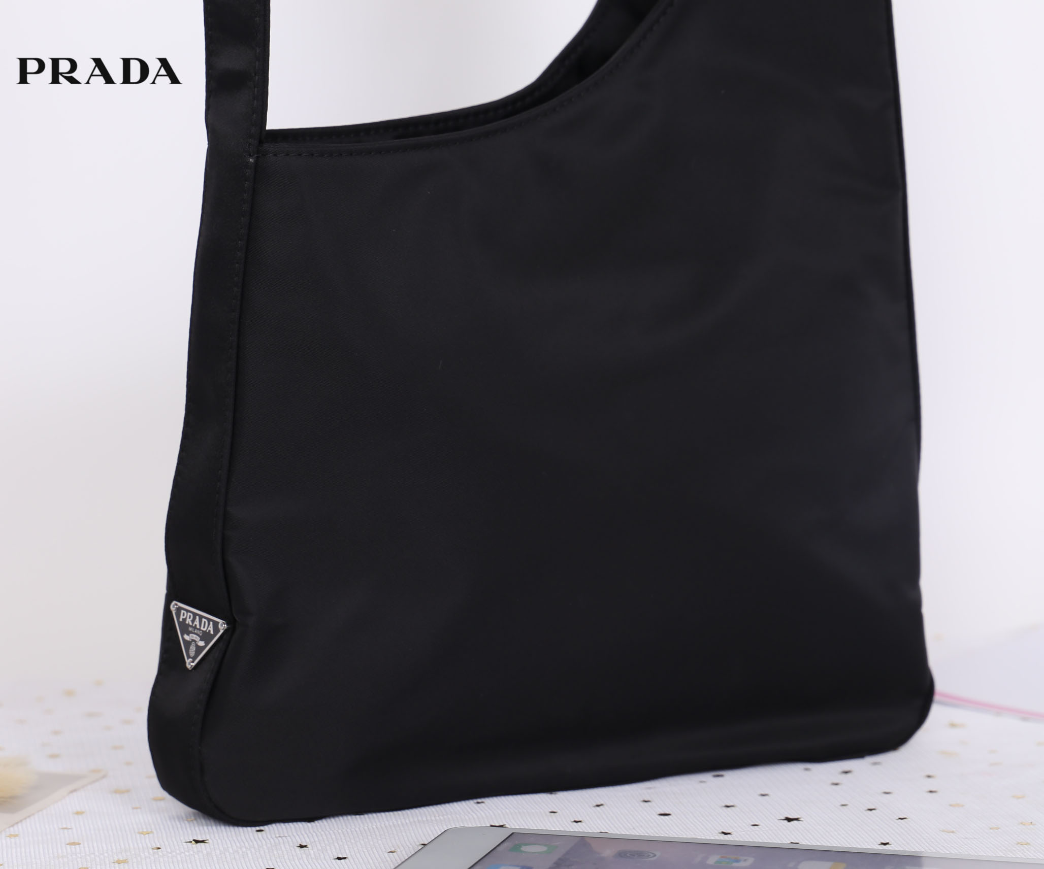 PRADA Nylon Shoulder Bag Black Auth 6304 กระเป๋าสะพายไหล่ทรงสวย ดีไซน์เก๋ วัสดุผ้า Nylon เนื้อหนาคุณภาพดี อะไหล่เงินสุดหรู เปิดปิดแบบฉีกลอก ด้านในโล่งกว้างจุของได้เยอะเลยค่ะ