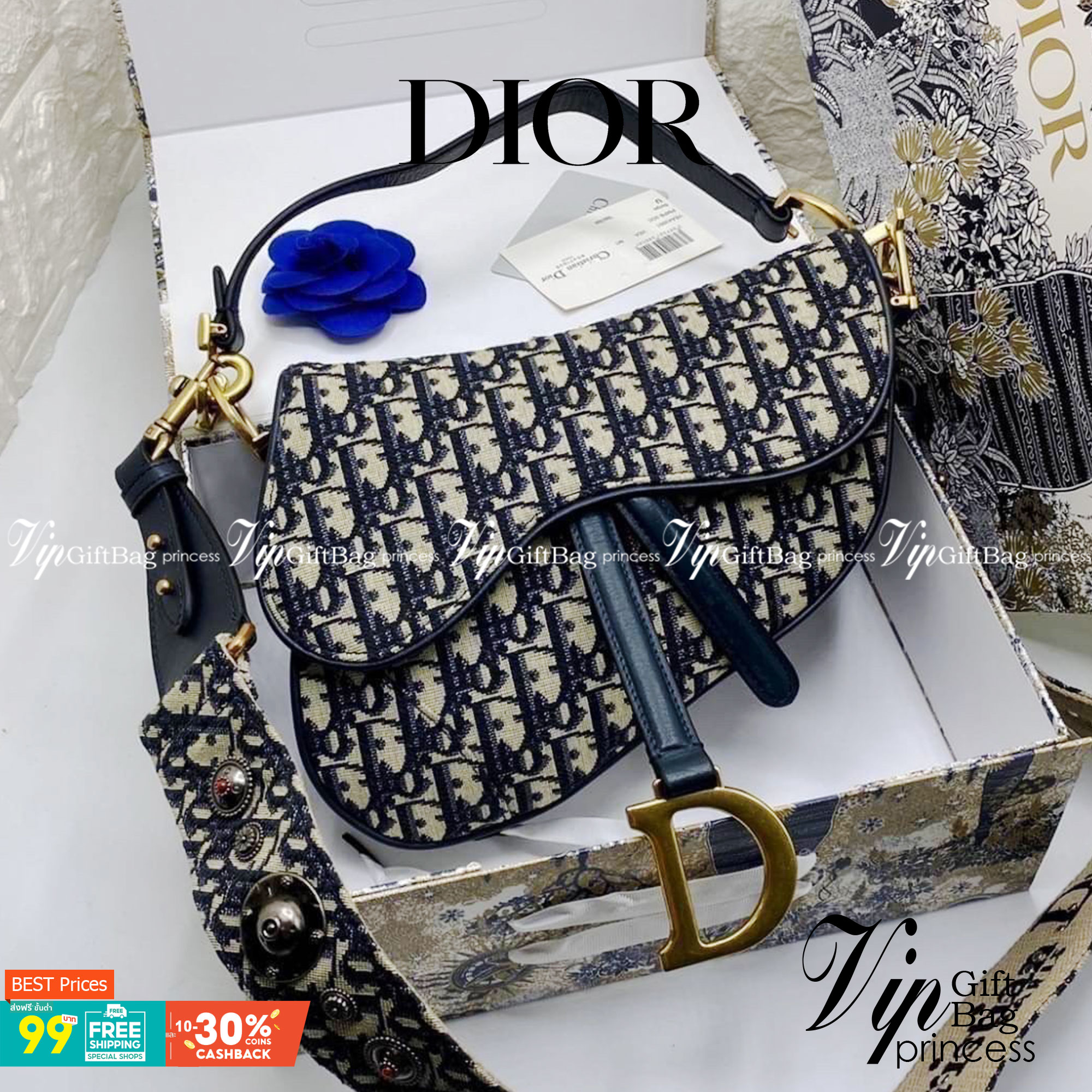 หนังแท้ DIOR SADDLE BAG Oblique Embroidery รุ่นใหม่ กระเป๋ารุ่นยอดนิยมตามแบบฉบับแบรนด์ งานทอลายคมชัด ใช้งานได้ 2 แบบ สะพายยาว CROSSBODY และสายสั้นถือได้เก๋ๆ ลุคนี้คูลสุดๆ เลยค่าา ภาพถ่ายจากสินค้าจริง! สวยมาก พร้อมส่งที่ไทยราคาสุดคุ้ม สาวๆ ห้ามพลาดค่ะ!