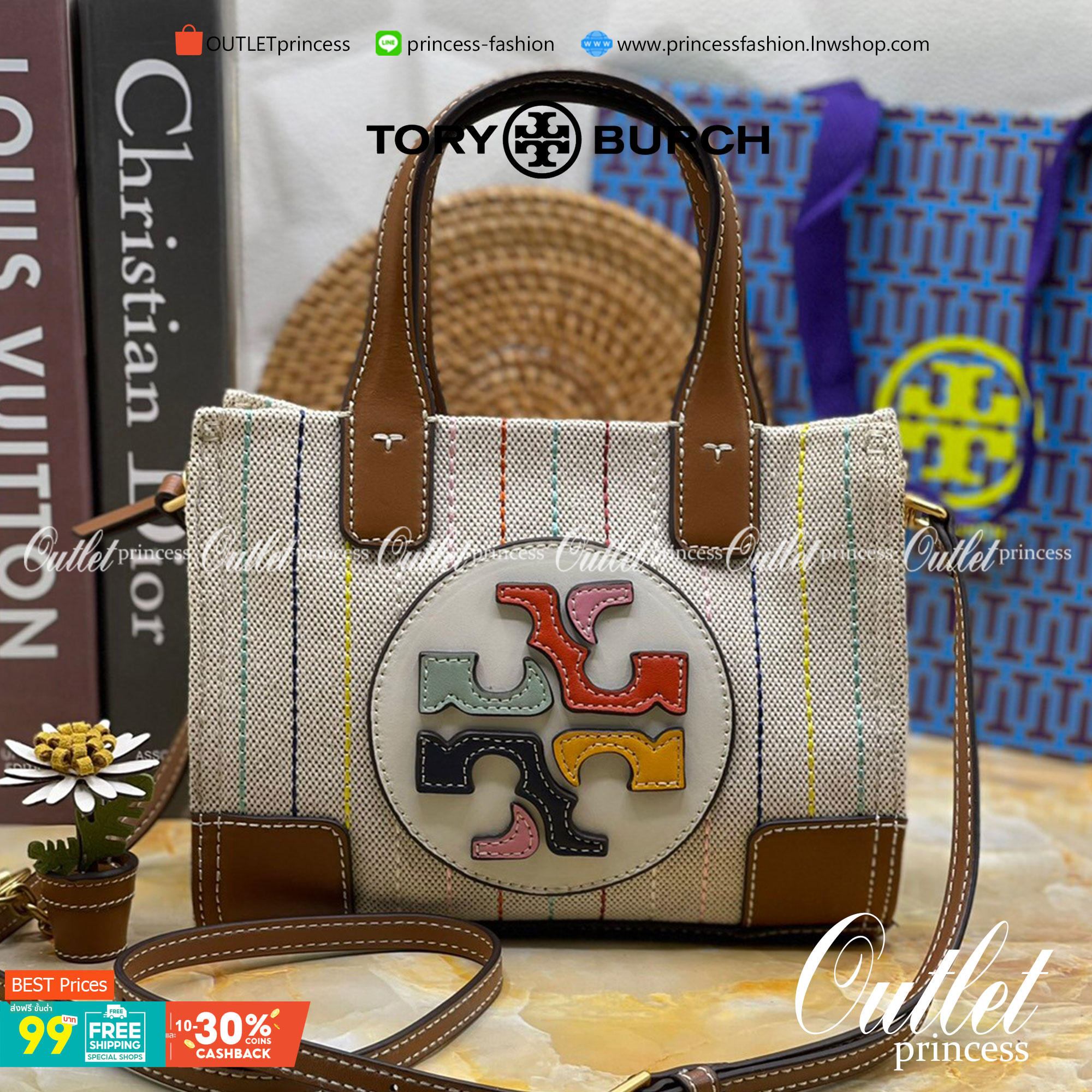 Tory burch ella multi stitch canvas micro tote กระเป๋าใบนี้บอกเลยว่าสไตล์เก๋และแปลกตาเลยทีเดียว กระเป๋าทรงสี่เหลี่ยมขนาดมินิ มีสายเล็กๆ สำหรับสะพายข้าง ลวดลายและสีสันบนกระเป๋ามีเอกลักษณ์ความเป็นวินเทจแบบทอรี่โดยเฉพาะ เป็นอีกหนึ่งแอ็กเซสเซอรี่ที่ทางแบรนด์ร