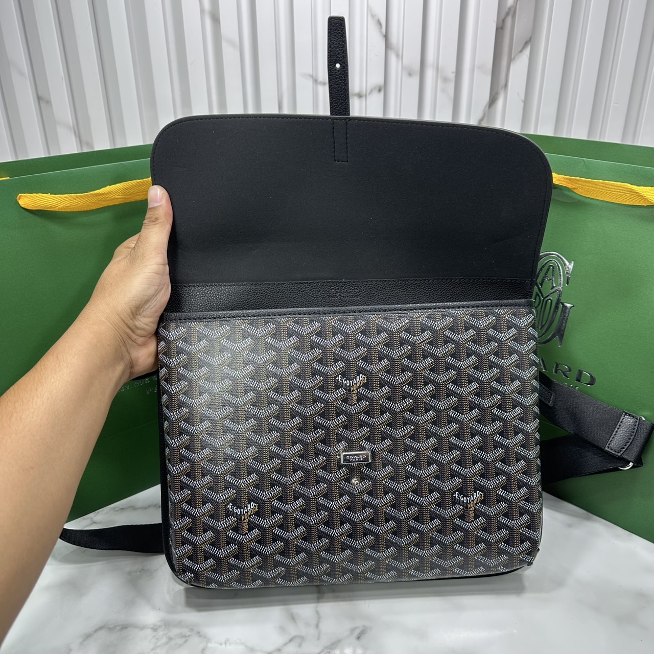 ORI หนังแท้ | Goyard Coursier Messenger bag กระเป๋าแมสเซ็นเจอร์ดีไซน์ใหม่ กะทัดรัดใช้งานได้อย่างคล่องตัว เหมาะมากสำหรับสายสปอร์ต ที่สุดของความหรูตอบโจทย์การใช้งาน ใบจริงสวยงามตามรูปค่ะ