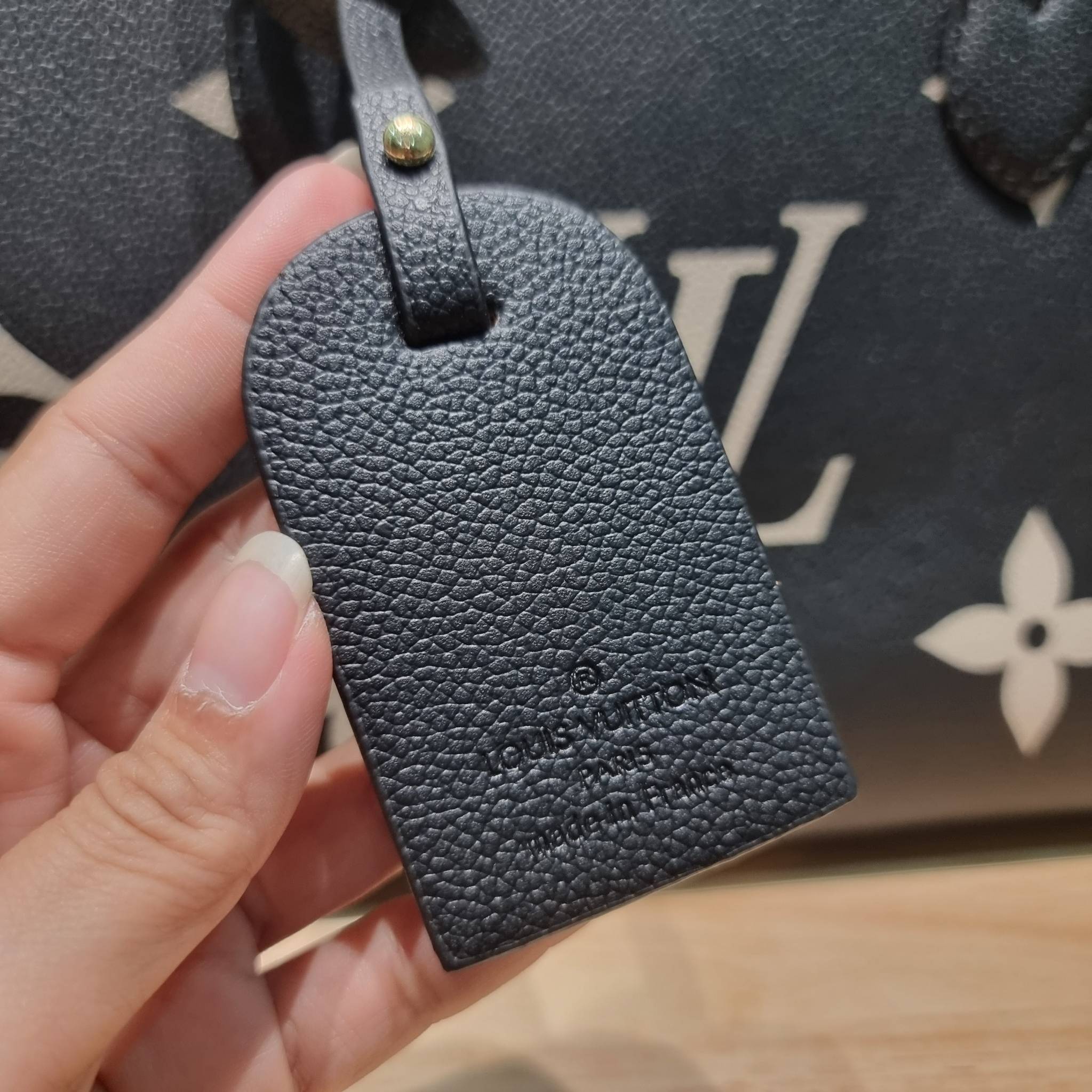 LV Onthego / LV crossbody tote bag กระเป๋าทรงโท้ทเวอร์ชั่นดั้งเดิม ที่คลาสสิค ผู้ดี หรูหรา โทนสีใช้งานง่าย ได้ทุกลุค ทุกสไตล์ วัสดุหนังลูกวัว ผิวลายเกรน มาพร้อมหูจับในตัว คล้องแขนก็ดูแพง หรือจะเกี่ยวสายครอสสะพายก็อัพลุคได้เลย ภายในโล่งกว้างมาก มีอะไหล่เกี