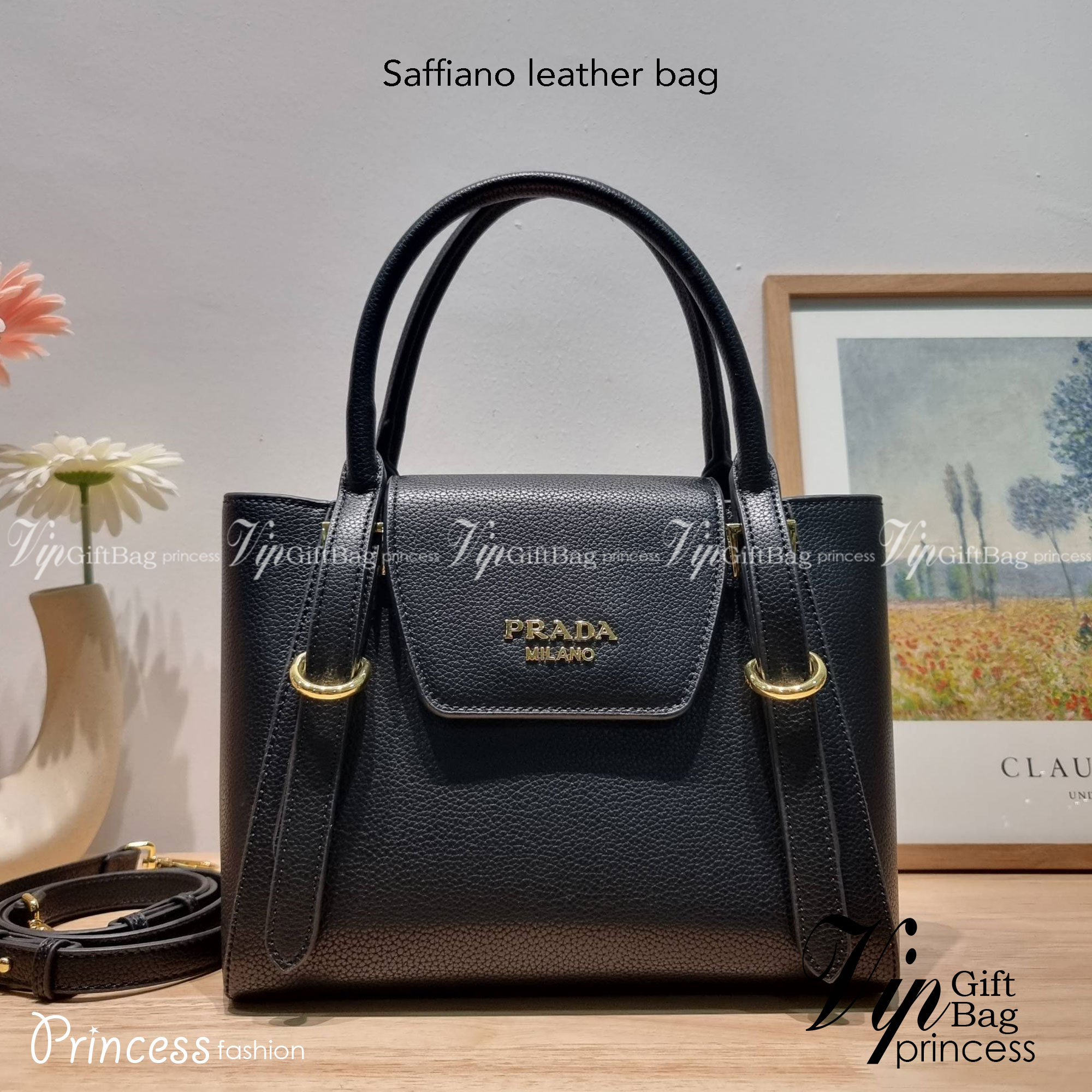 PRADA Saffiano leather bag / Prada leather bag กระเป๋าถือ/สะพายล่าสุด ที่ดีไซน์เรียบหรู สวยคมชัด เต็มไปด้วยดีเทลน่าใช้ สายคล้องไหล่ที่สามารถถอดออกได้