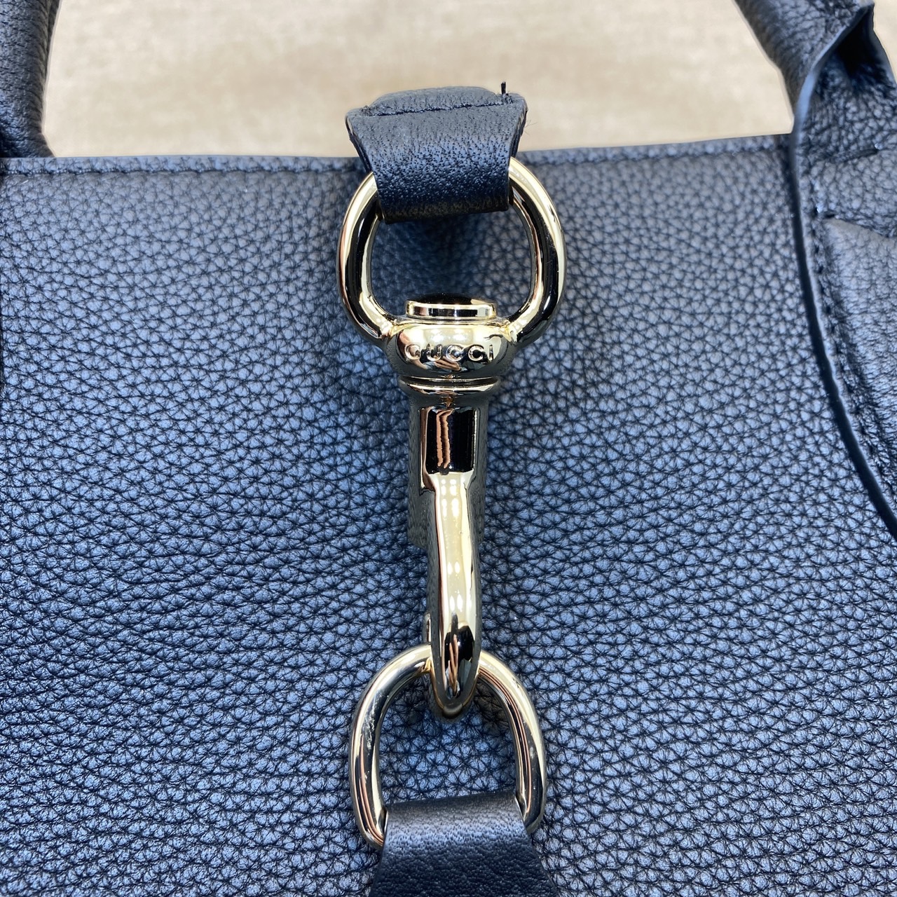 GUCCI MEDIUM TOTE BAG WITH HOOK CLOSURE / Gucci medium tote bag กระเป๋าทรงโท้ทสไตล์ใหม่ล่าสุด เกรดออริ 1:1 สลับแท้ ใช้งานต่างประเทศได้ ภาพถ่ายจากงานจริง