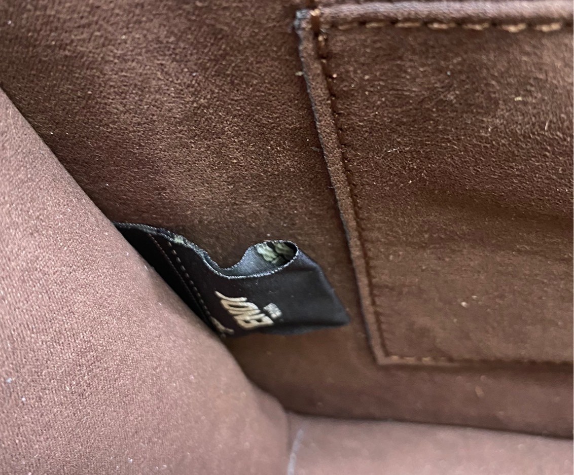 FENDI KAN leather bag เกรดออริจินอล สลับแท้ ด้วยสีและลวดลายคลาสสิกตามแบบแบรนด์ เข้าได้กับสาวๆ ทุกสไตล์ บ่งบอกความเป็น FF ได้อย่างสมบูรณ์แบบ โทนสีแมตช์กับเสื้อผ้าได้ง่าย