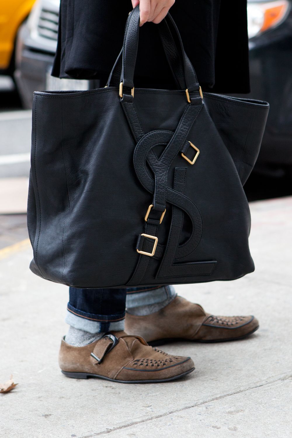 YSL Vavin Tote in Black Classic Leather / YSL SHOPPING E/W IN SUPPLE LEATHER รุ่นหนังเงา กระเป๋าทรงโท้ทใบใหญ่ หน้าโลโก้ใหญ่โดดเด่น ช่องกว้างใช้งานง่าย ภายในโล่งกว้างมาก ใส่ของได้สบาย หิ้วไปเที่ยวต่างจังหวัด สะพายไปต่างประเทศตามใจ!! เลิศตรงที่ดีไซน์ใบนี้เป