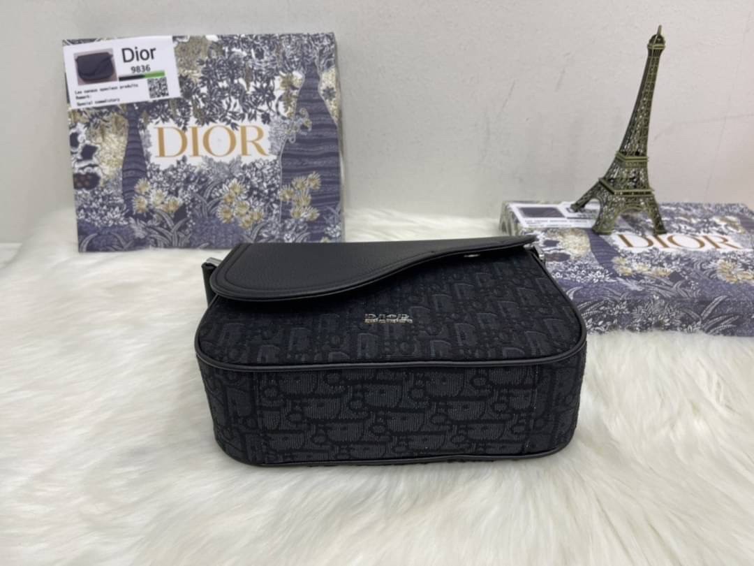 DIOR MINI SADDLE MESSENGER BAG รุ่นที่หนุ่มๆตามหา รุ่นหายาก!! ล็อทนี้ราคาดีมากค่ะ กระเป๋าสะพายลุคผู้ดี สีสวยคมคลาสสิก ดีไซน์เรียบหรู แนะนำใบนี้เป็น everyday bag รับรองตอบโจทย์ทุกลุค ทุกสไตล์แน่นอนจ้า