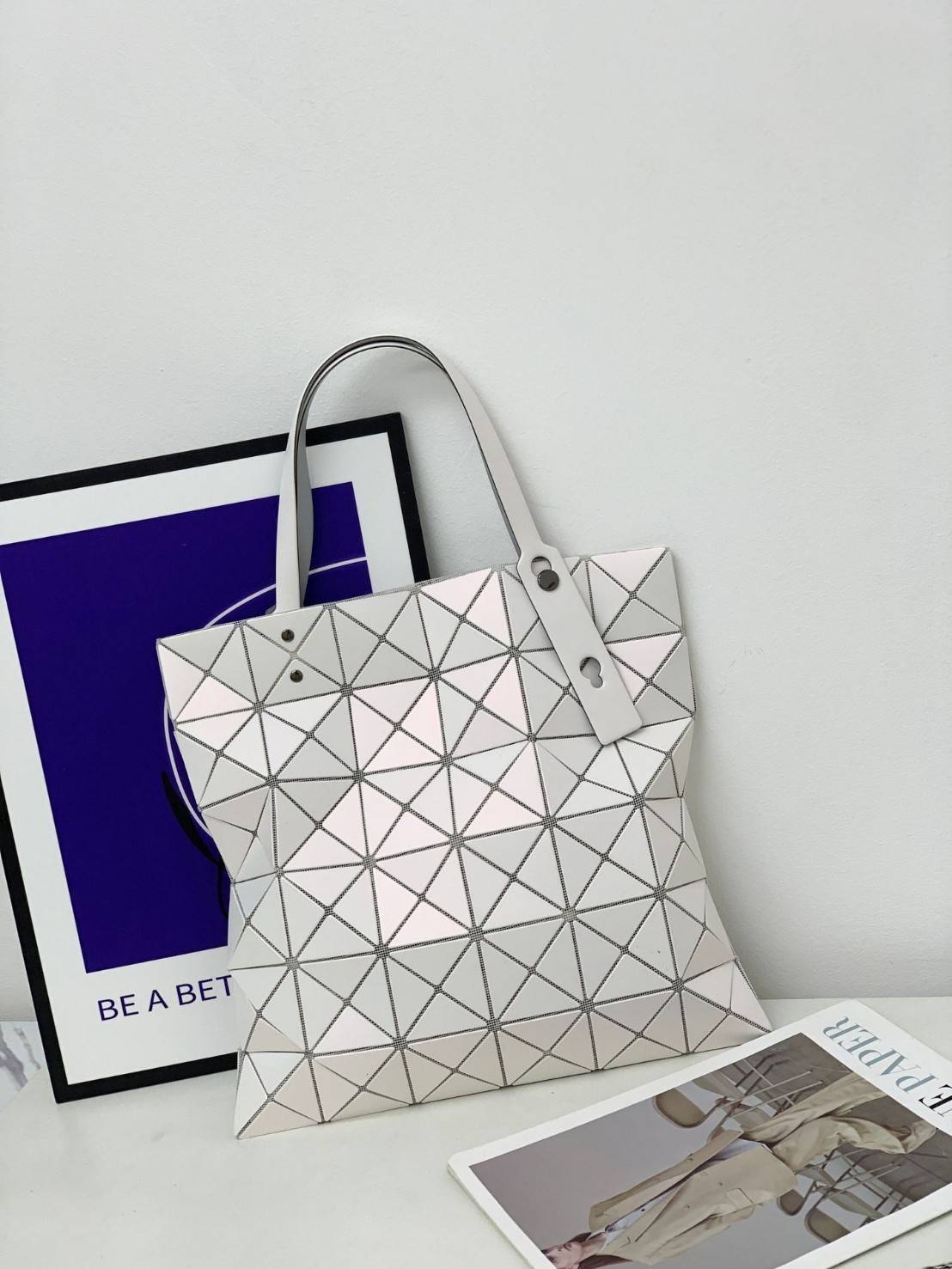 ORIGINAL 🌸 BAO BAO ISSEY MIYAKE LUCENT 6X6 matte tote bag เป็นซีรีส์ที่โดดเด่นด้วยโทนสีสว่าง โดดเด่นด้วยลักษณะต่างๆ เช่น ตาข่ายสว่างที่มองเห็นได้ผ่านช่องว่างระหว่างชิ้นสามเหลี่ยม