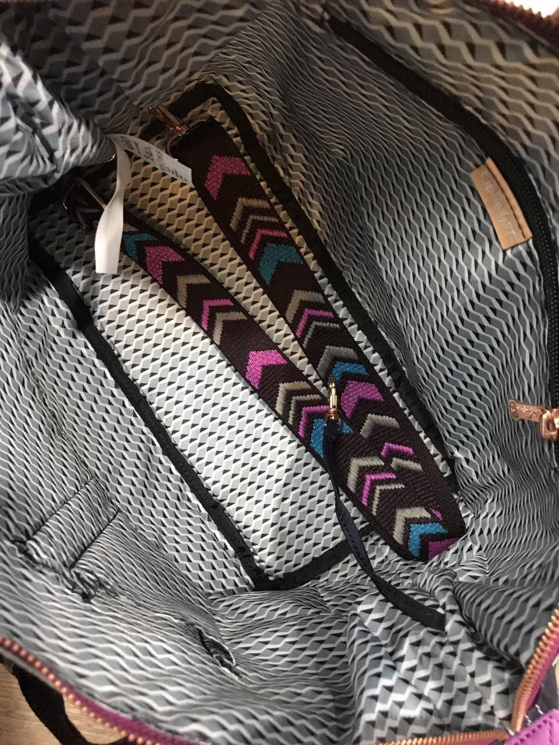 พร้อมส่งรุ่นหายาก NEW! KIPLING ART M TOTE BAG กระเป๋าถือหรือสะพายรุ่นใหม่ Special Limited Edition วัสดุ Nylon+Polyester 100% น้ำหนักเบาโดดเด่นที่สามารถรูดซิปมุมกระเป๋าเปลี่ยนทรงได้ไม่จำเจ มีหูหิ้วสะพายไหล่เเละสายยาว crossbody เลื่อนปรับระดับได้ มือจับหูหิ