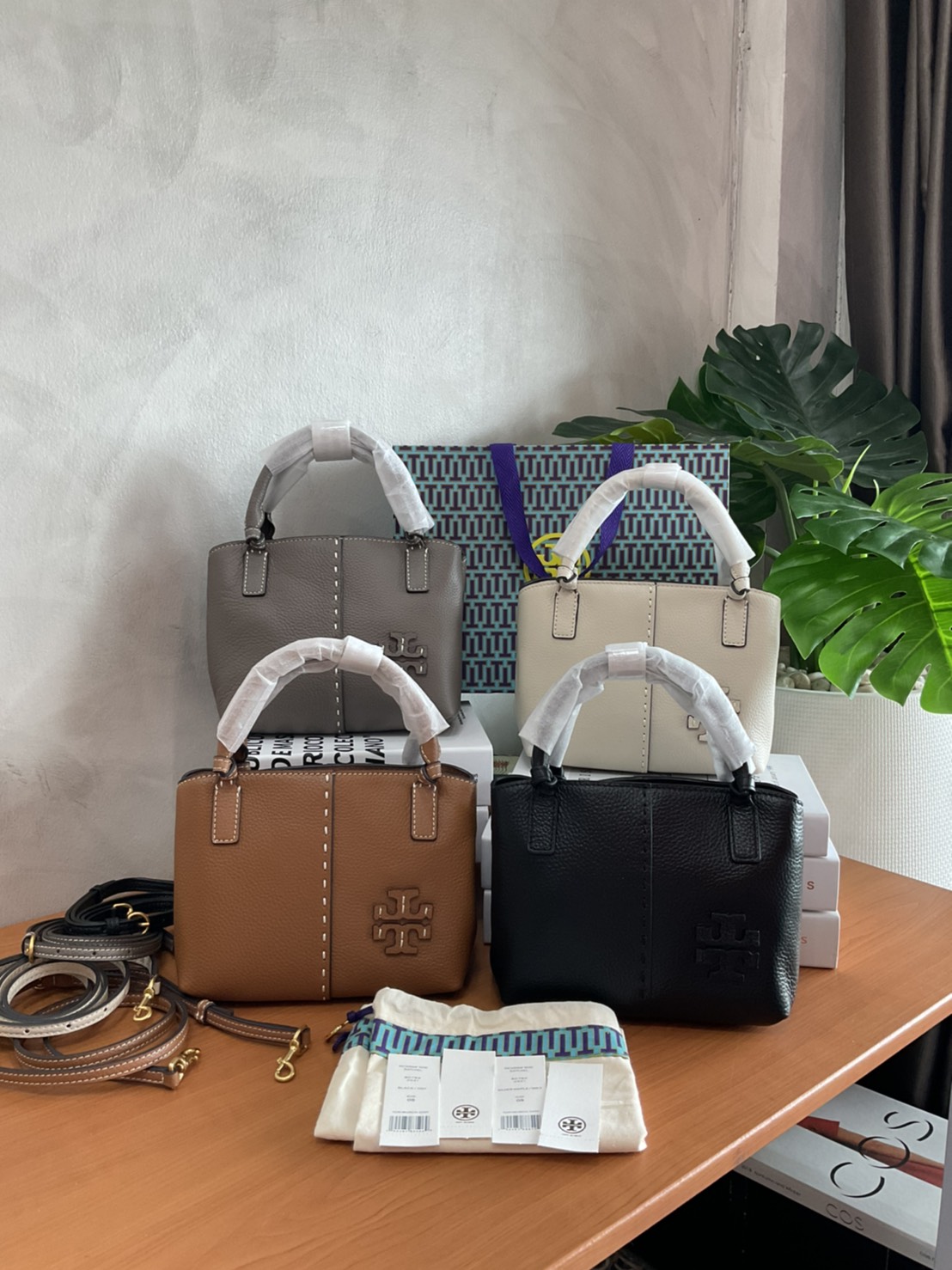 Tory Burch McGraw Mini Satchel กระเป๋าถือ/สะพาย Crossbody วัสดุหนังลูกวัวแท้ 100% ด้านหน้าประดับโลโก้หนัง ตัดเป็นรูปตัว T สัญลักษณ์แบรนด์ ตัวกระเป๋าเดินด้ายเล่นลายเพิ่มลูกเล่น เพื่อความเก๋!!