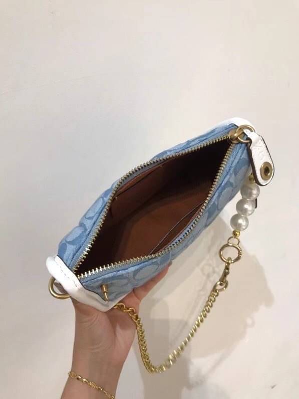 COACH Swinger 20 B4/Light Washed Denim Chalk พร้อมส่งที่ไทย ภาพสินค้าถ่ายจากงานขายจริง ใช้งานต่างประเทศได้