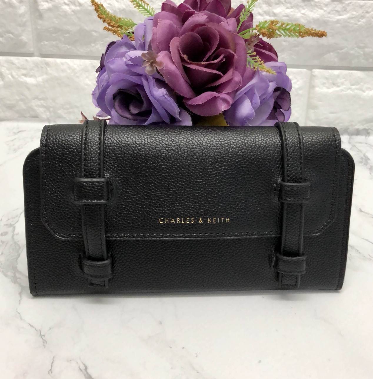New arrival !!! CHARLES & KEITH STRAP DETAIL LONG WALLET BAG พร้อมส่งกระเป๋าสตางค์รุ่นใหม่ชนช็อป วัสดุหนังคาร์เวียสวย ดีไซน์เก๋แบบสายหนังคาดด้านหน้า เปิดปิดกระเป๋าแบบแม่เหล็ก ภายในมีช่องใส่ธนบัตร และช่องใส่บัตรถึง 10 ช่อง มีช่องซิปกลาง ด้านหลังกระเป๋ามีช่
