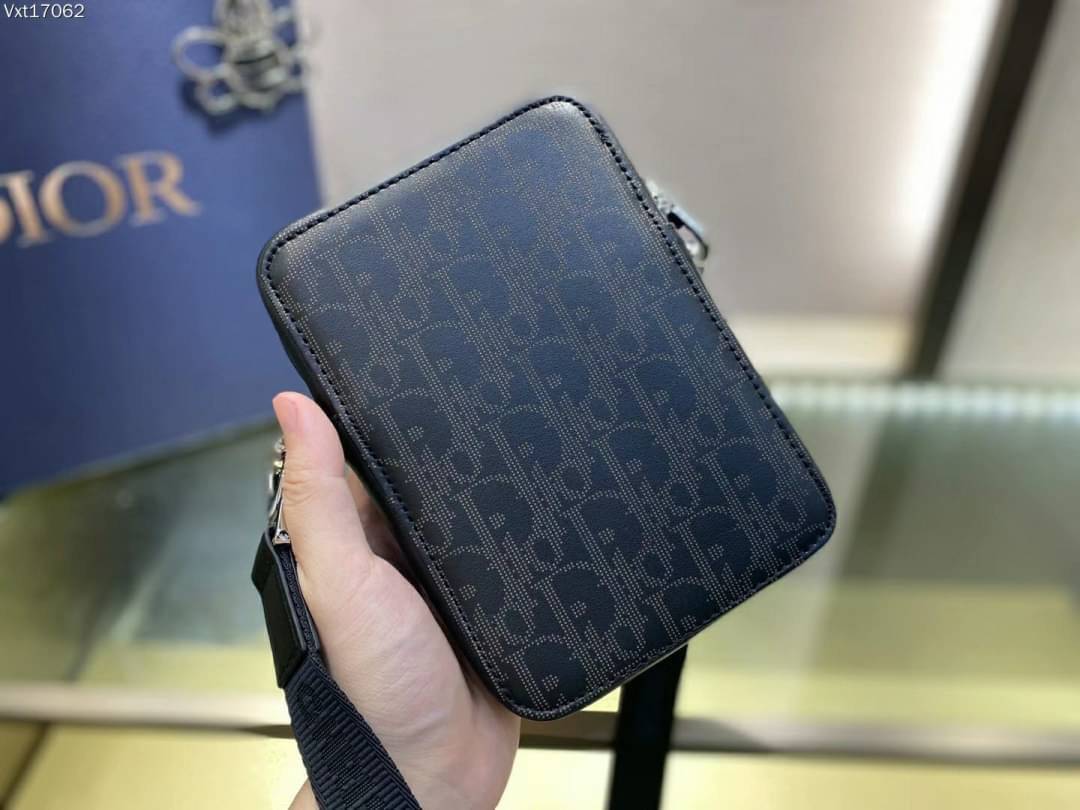 Dior World Tour Vertical / DIOR WORLD TOUR OBLIQUE GALAXY LEATHER MESSENGER POUCH BAG / Dior Pouch With Strap Oblique Galaxy Calfskin เกรดเทพออริจินอล หนังแท้ ภาพถ่ายจากสินค้าจริง ใช้งานต่างประเทศได้