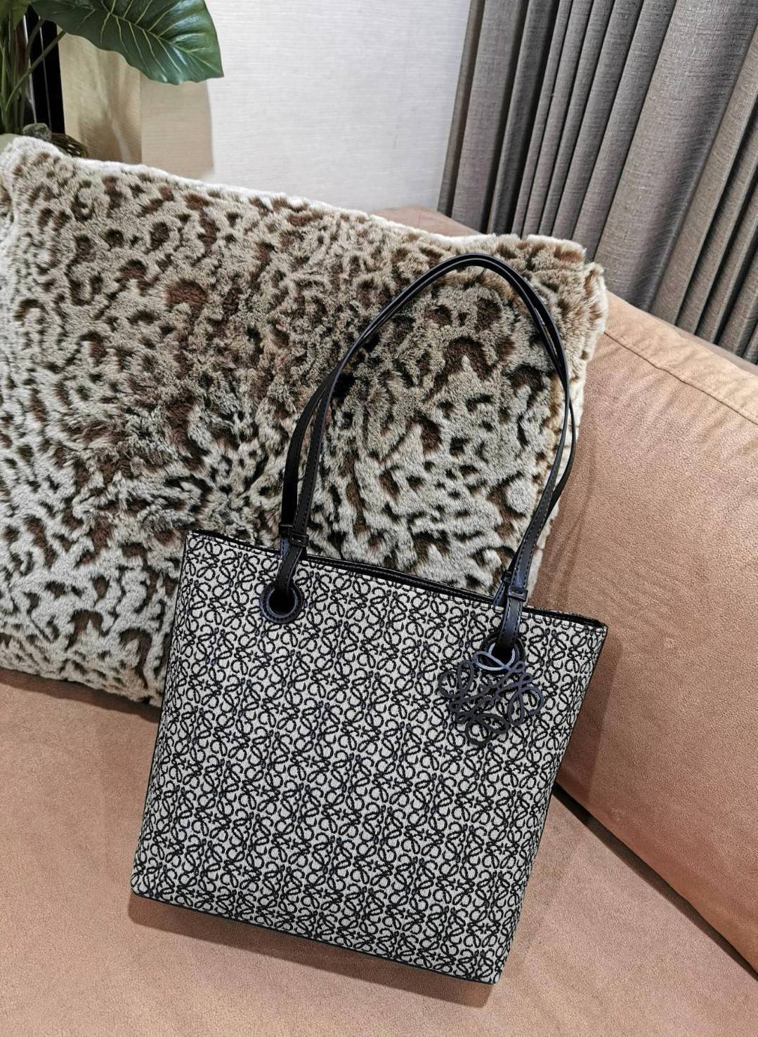 LOEWE ANAGRAM TOTE BAG VIP GIFT WITH PURCHASE GWP พรีเมี่ยมกิ๊ฟ Limited จาก LOEWE PERFUME DUTYFREE ไอเท็มใหม่! ดีไซน์สวยคงเอกลักษณ์ด้วยวัสดุ Anagram Canvas Jacquard Fabric ผสมผสานหนังแท้ Calfskin ลงตัวสุดคลาสสิค ขนาดกำลังดี น้ำหนักเบา ใส่เอกสาร A4 Noteboo