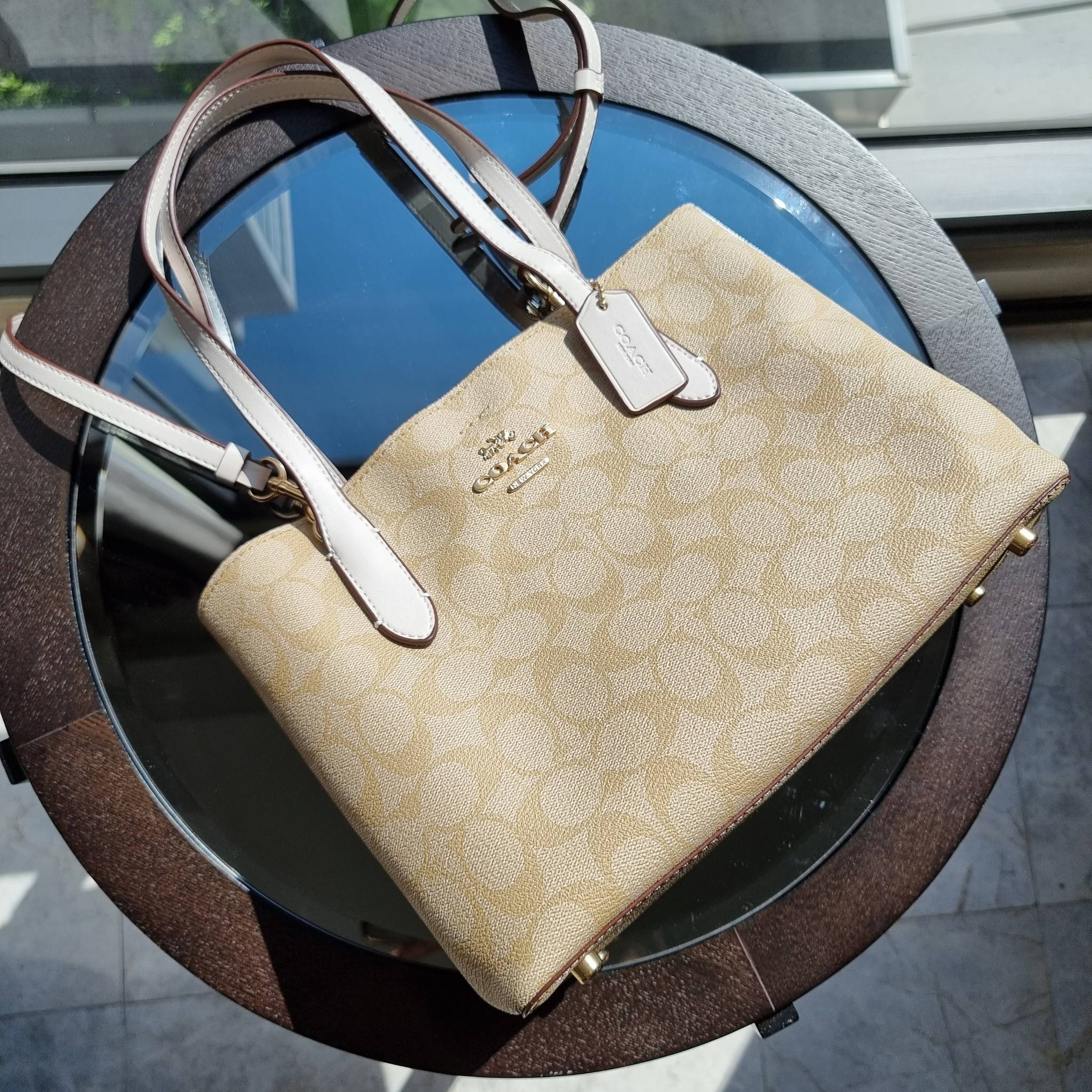 OUTLET 】COACH 73293 MINI AVENUE CARRYALL IN SIGNATURE CANVAS กระเป๋าสะพายรุ่นคลาสสิค คัมแบคแล้วจ้าแม่!! ไซส์กำลังสวย วัสดุหนังแคนวาสคุณภาพดี ด้านข้างเก็บทรงได้ เปิด-ปิดด้วยกระดุมแม่เหล็ก ใช้งานง่าย มีช่องซิป ใบนี้เห็นเล็กๆ แต่จุได้เยอะพอสมควรเลยน้า ɣ