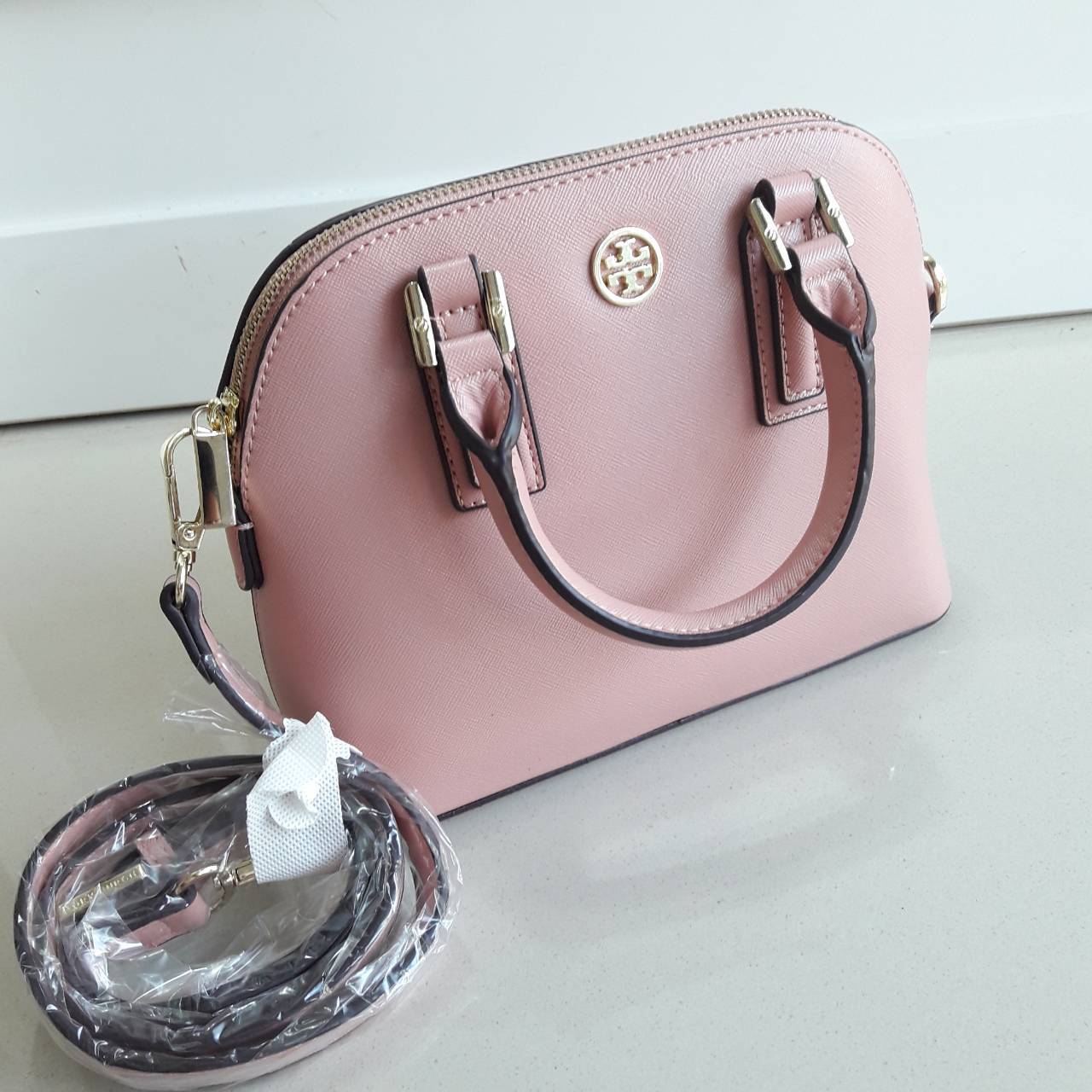 Don't Miss !! กระเป๋าแบรนด์ดัง TORY BURCH รุ่น SAFFIANO ZIP BAG กระเป๋าถือและสะพาย ลายหนัง saffiano อะไหล่ทองปั้มแบรนด์ ทรงสวยมาก ด้านหน้าติดโลโก้แบรนด์ เปิดปิดกระเป๋าด้วยซิปอย่างดีค่ะ ซับในเป็นผ้าทอลายแบรนด์สวยมากค่ะ มีช่องซิปหนึ่งช่อง ช่องเล็กสองช่