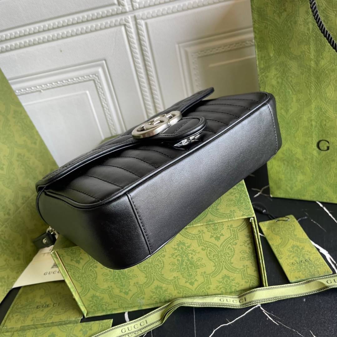 หนังแท้ 26cm GUCCI GG Marmont leather shoulder bag แบบใหม่ล่าสุด ราคานี้หนังแท้คือคุ้มมากเลยค่าสาวๆ ต้องจัดแล้วน้าา ยกระดับความหรูให้กับตัวเองกันหน่อย ด้วยกระเป๋ารุ่นนี้!! ครอสบอดี้ที่ดีไซน์หรู อัพเลเวล ในราคาที่จับต้องได้ พร้อมเสิร์ฟความสวยตรงถึงบ้านแล้ว
