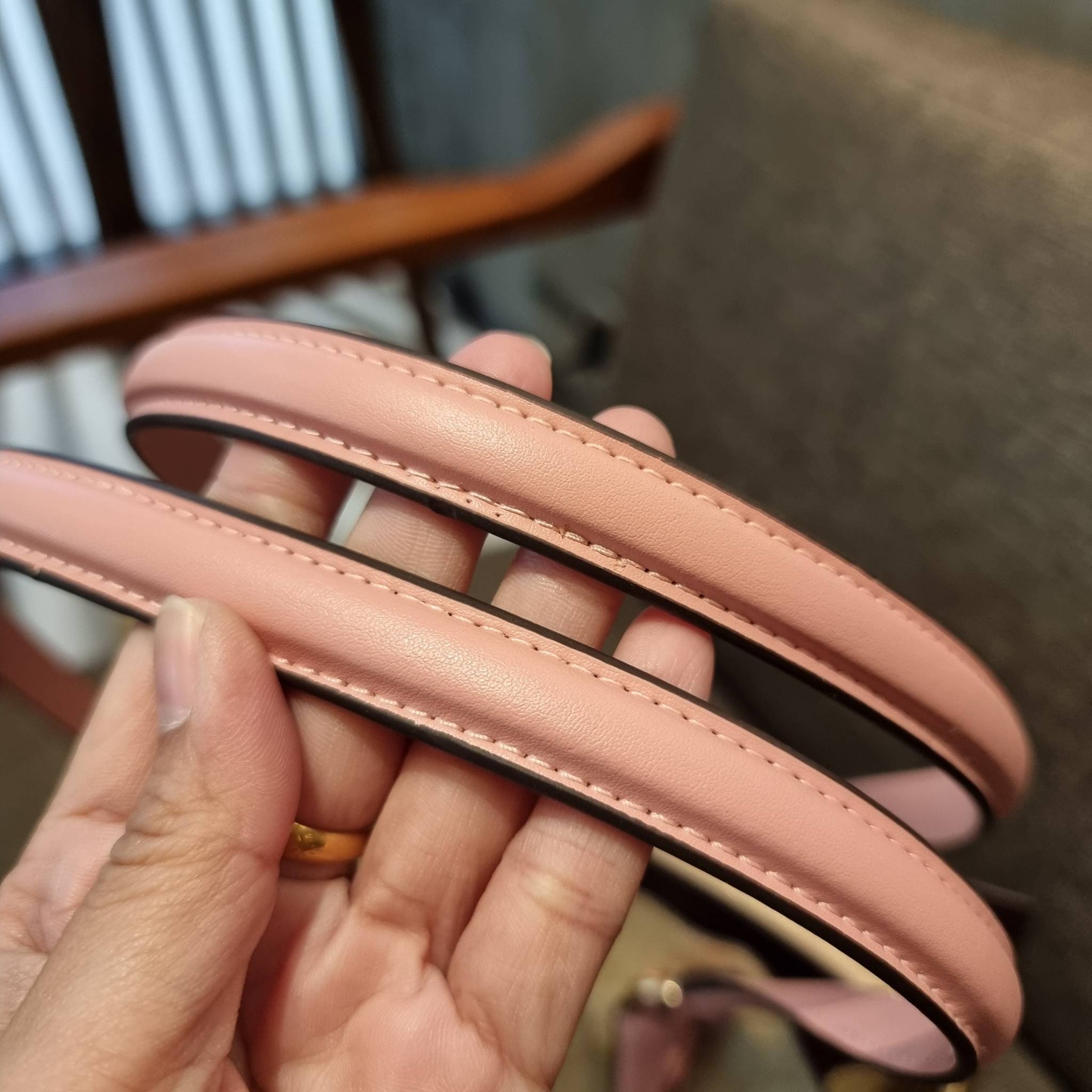 COACH C4075 TATUM CARRYALL IN SIGNATURE CANVAS คอลเลคชั่นใหม่ล่าสุด จัดมาให้ได้สวยก่อนใคร สวยหรูทุกสี!! ลุคผู้ดีต้องมาอีกหนึ่ง กระเป๋าสะพายทรงสวย ที่มาพร้อมสายสะพายไหล่ในตัว และสายครอสบอดี้สำหรับสะพายข้าง วัสดุหนัง crossgrain สวยคมมากๆ ตัวกระเป๋าถูกแบ่งเป