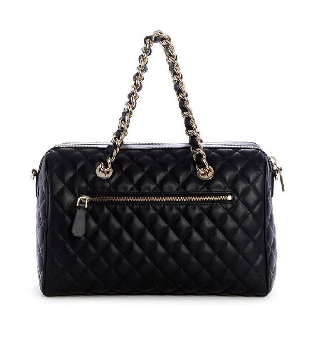 GUESS WOMEN’S BOWLING BAG กระเป๋าสะพายทรง Bowling รุ่นใหม่ล่าสุดจาก GUESS FACTORY หนังนิ่มลายตารางสวยอยู่ทรงใบใหญ่กำลังดี ด้านหน้าประดับโลโก้หูหิ้วโซ่ร้อยหนังสะพายไหล่ได้เเข็งแรงรับน้ำหนักได้เยอะ เปิดปิดด้วยซิปสะดวกใช้ มีหมุดรองฐานกันรอย ภายในมีช่องซิปและ