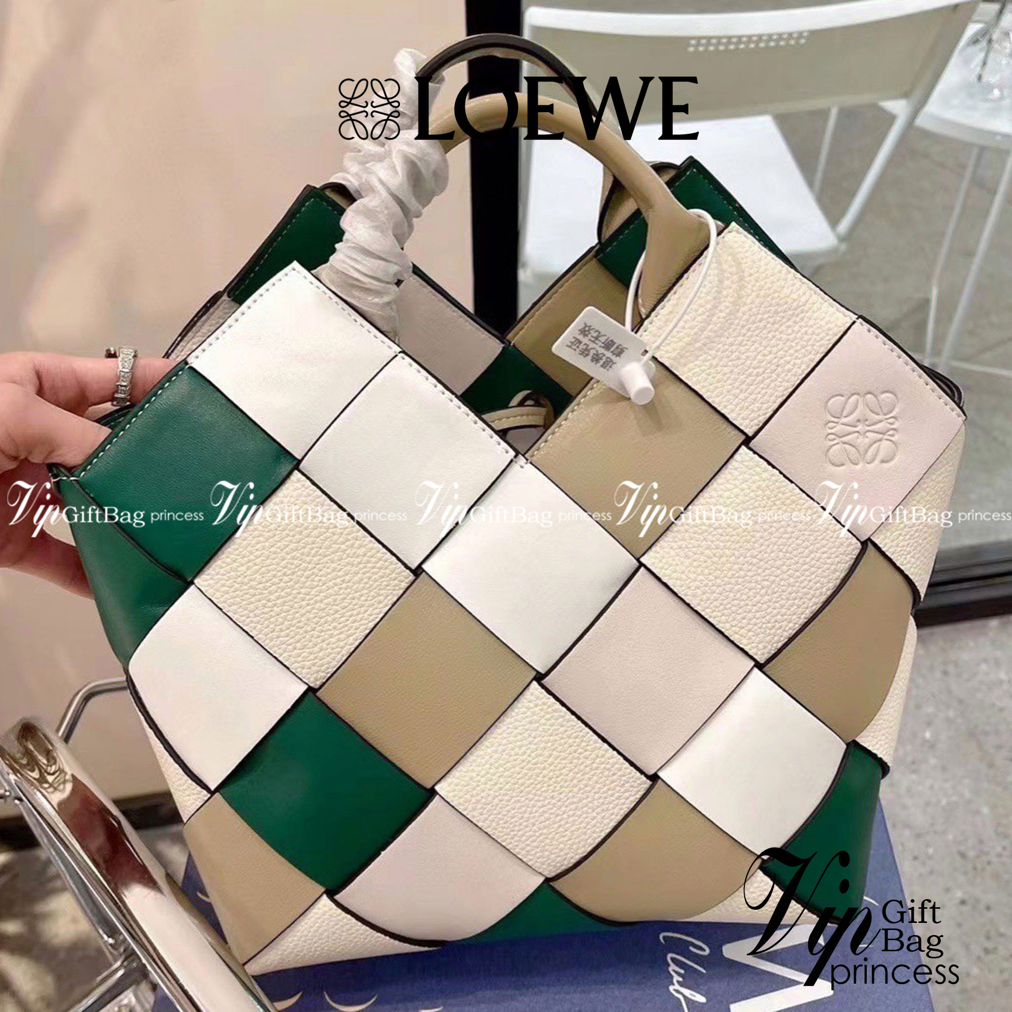 LOEWE SURPLUS LEATHER WOVEN BASKET BAG IN CLASSIC CALFSKIN พร้อมส่ง 5 สี ใหม่ล่าสุดและสวยที่สุด กระเป๋าสะพานที่ถักทอด้วยความปราณีต โดดเด่นด้วยสีที่จับมาคอนทราสได้ลงตัว ใบใหญ่จุได้แบบเน้นๆ วัสดุหนังวัวแท้เต็มใบ หรูเลิศ ปากกระเป๋ามีสายหนังสำหรับผูกรวบปากกระ