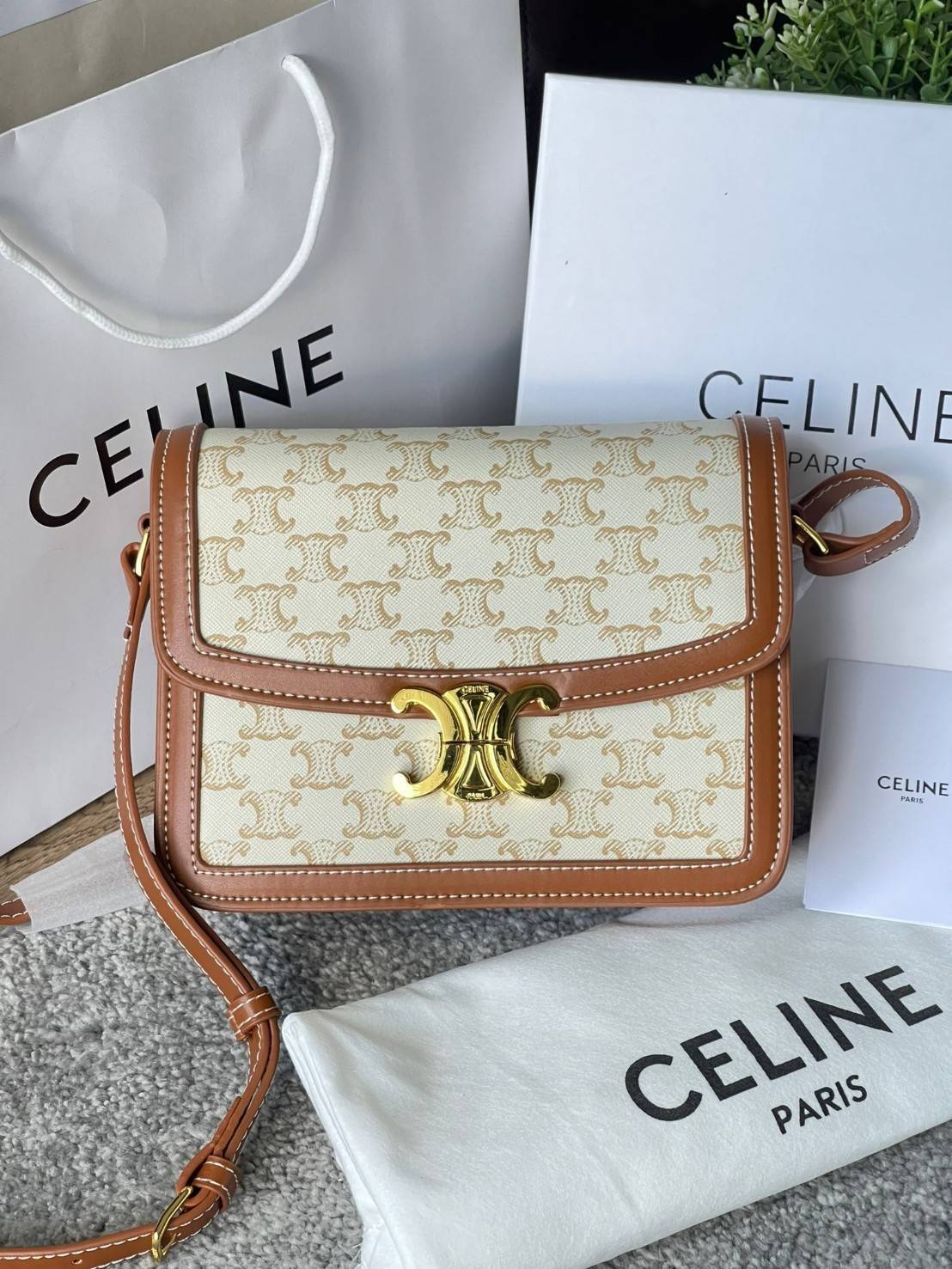VIP 】Celine TEEN MEDIUM TRIOMPHE BAG IN TRIOMPHE CANVAS สาวๆที่กำลังมองหากระเป๋าน่ารักเอาไว้ใช้ในวันสบาย ๆ แต่ไม่รู้เลือกกระเป๋า Celine รุ่นไหนดี แนะนำรุ่นนี้เลยคะ เป็นกระเป๋าสะพายข้างขนาดกำลังดี สวยแบบคลาสสิก หรูหราด้วยแคนวาสเคลือบลาย Triomphe อีกทั้งยัง