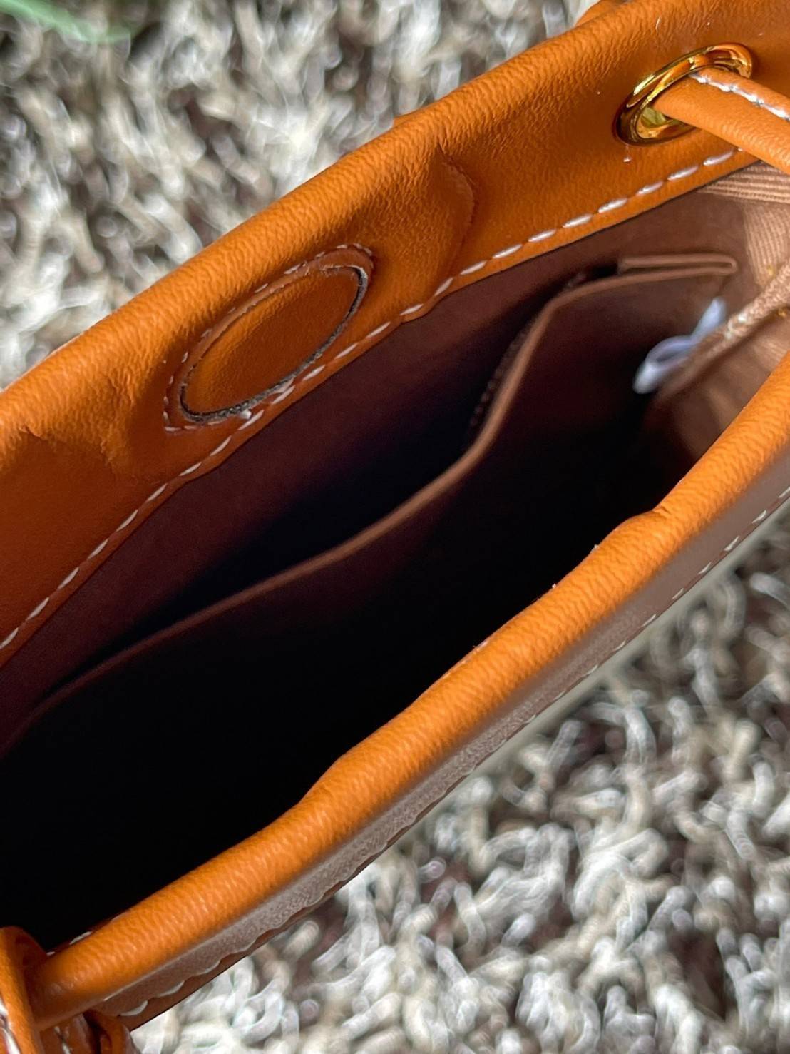 Celine Triomphe Pouch Crossbody Bag / Celine Phone Bag ในวันที่ต้องการความคล่องตัว เราสามารถหยิบกระเป๋าใส่โทรศัพท์ประเภทนี้เพื่อใส่เพียงแค่โทรศัพท์ เงิน และของสำคัญชิ้นเล็ก ๆ ได้เลย โดยไม่ต้องพกกระเป๋าใบใหญ่ ๆ ไปให้เกะกะ แถมยังดูเป็นแฟชั่นที่ทันสมัยอีกด้ว