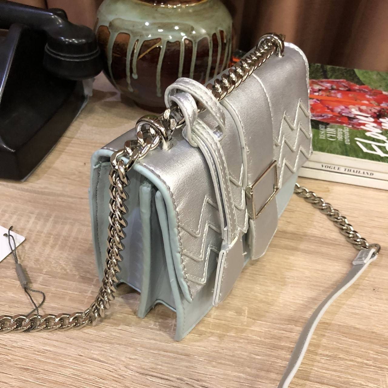 Charles&kieth chevron detail textured slingbag 2017 กระเป๋าหนัง PU ขนาดมินิหนังเนื้อเรียบ ดีไซน์เก๋ ด้านหน้ามีแทคห้อยแบรนด์ เย็บซิกแซกเก๋ มาด้วยสี 2 tone มีตัวล็อคหน้าแบบเข็มขัด ปั๊มแบรนด์บนโลหะ สายสะพายโซ่คั่นหนังรองบ่า ภายในมี 2 ช่อง มีช่องซิปเล็ก เปิดป