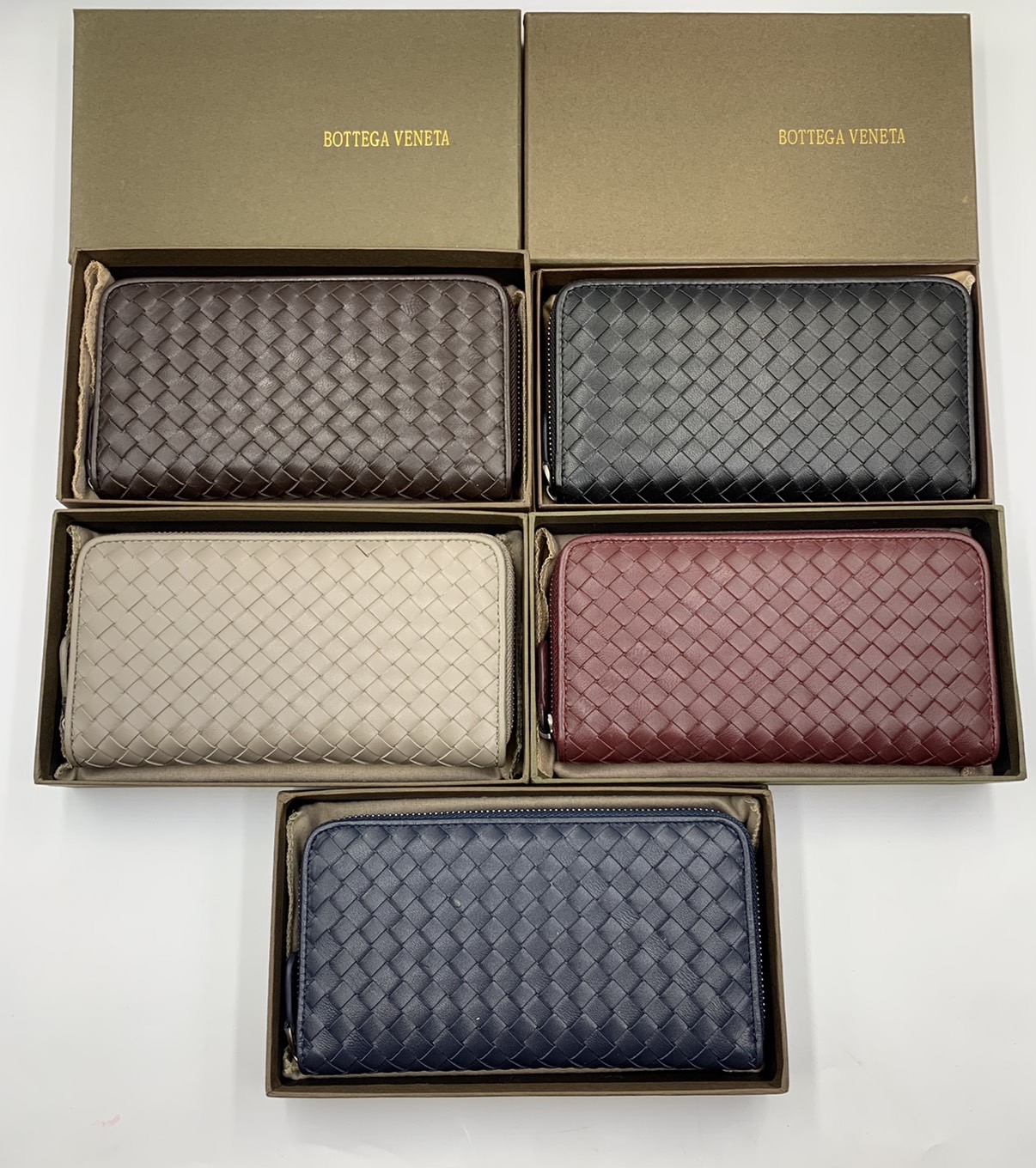 หนังแท้ BOTTEGA VENETA LONG WALLET ZIP AROUND / BV Wallet / BV Long Wallet พร้อมส่งที่ไทย กระเป๋าสตางค์ใบยาวซิปรอบ งานหนังแท้ทั้งใบ รุ่นตามหา เป็นรุ่นยอดนิยม ใช้ได้ทั้งหญิงชาย คลาสสิกหยิบมาใช้งานได้บ่อยที่สุด ใช้ทนทานได้นานภาพสินค้าถ่ายจากงานขายจริง ใช้งา