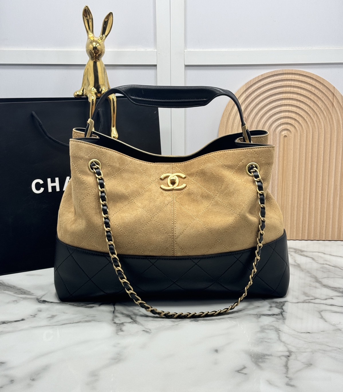 ORI หนังแท้ | CHANEL Shopping Bag 25A Suede Bag กระเป๋าช้อปปิ้งทรงโท้ทหนังกลับสีทูโทน ในคอล Métiers Dart 2024/25 ดีไซน์ใหม่หนังกำมะหยี่โทนน้ำตาล ใช้งานง่าย สวยหรูดูแพง