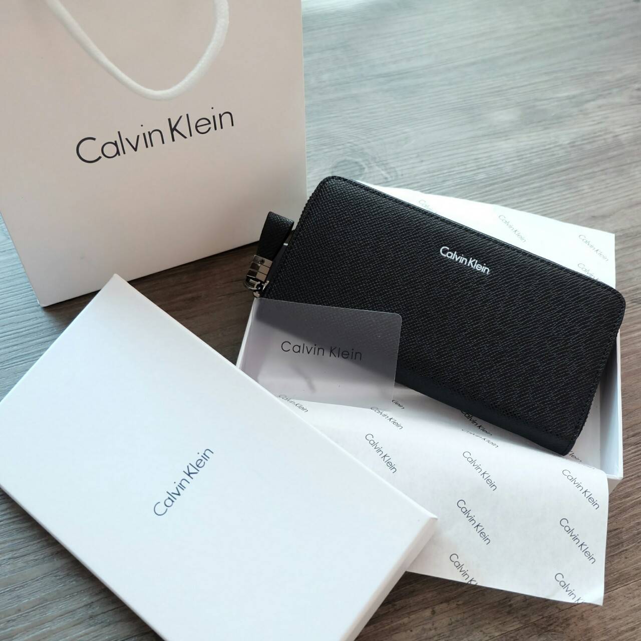Calvin Klein Long Wallet กระเป๋าสตางค์ใบยาวซิปรอบ ภายในมีช่องใส่ธนบัตร ช่องใส่บัตรหลายช่อง และช่องซิปสำหรับใส่เหรียญ จะมอบเป็นของขวัญ หรือใช้เองก็แนะนำเลยค่ะ