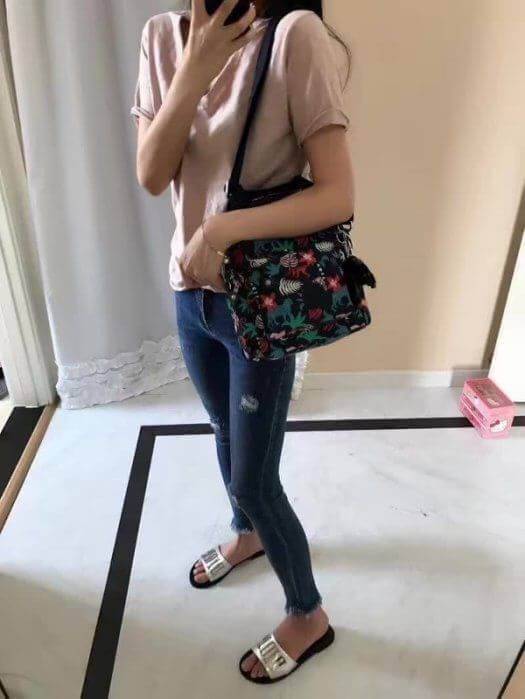 Kipling Mini Backpack K12688 กระเป๋าขนาดมินิ ใช้งานได้ถึง 3 แบบ ปรับเป็นเป้สะพายหลัง สะพายข้าง และมีหูหิ้ว ลวดลายสวยน่ารัก มีช่องเก็บหลายช่องแยกเก็บของจุกจิก ด้านข้างมีช่องโล่งไว้ใส่ขวดน้ำหรือของที่ต้องหยิบใช้บ่อยครั้ง สะพายได้กับสาวทุกลุคเลยค่ะ ไม่ควรพลา