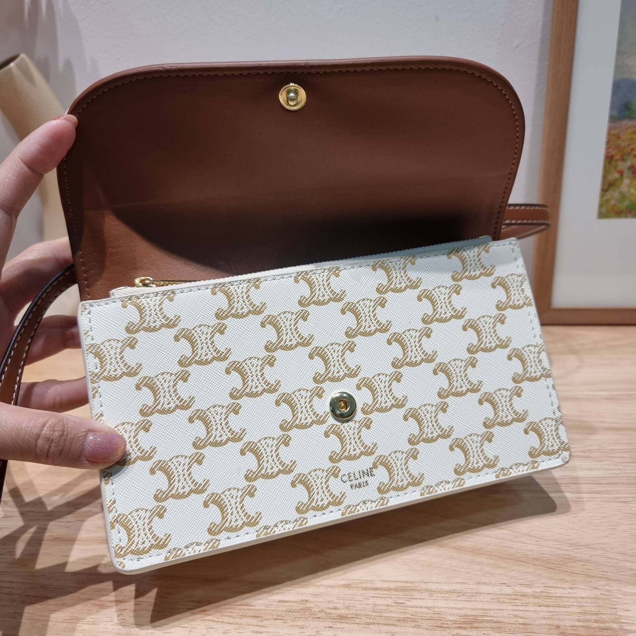 CELINE WALLET ON STRAP IN TRIOMPHE CANVAS AND LEATHER อีกหนึ่งรุ่นยอดนิยม กระเป๋าสะพายกึ่งคลัทช์ ในรูปแบบกระเป๋าสตางค์ ให้พกพาได้ง่าย ใส่ของสำคัญ มือถือ หรือบัตรต่างๆได้