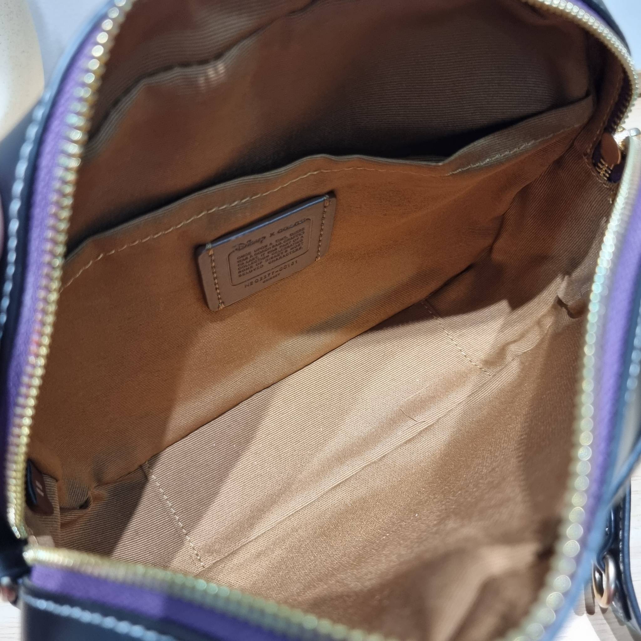 Coach Disney X Coach Jamie Camera Bag In Signature Canvas With Patches CC151 คอลใหม่ เอาใจสายยัยตัวร้าย ดีไซน์รวมเหล่าตัวแสบจากดิสนีย์ กับกระเป๋าสะพายข้าง สวยอยู่ทรง โดดเด่นด้วยลวดลายบนผืนหนัง วัสดุหนังแคนวาสตัดสลับหนังแท้ เปิด-ปิดด้วยซิป ใช้งานง่าย ดูผู้