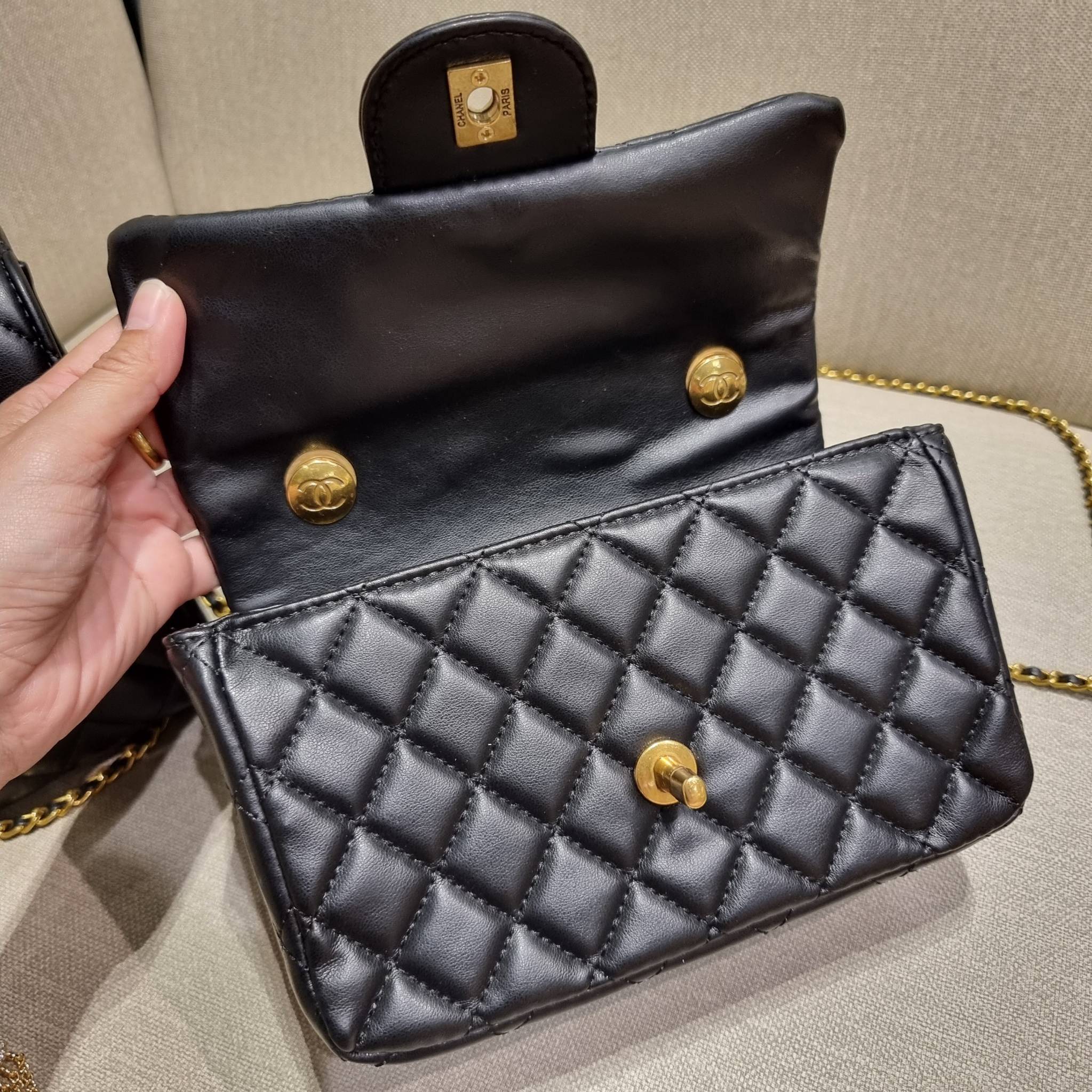 CHANEL GIFT BOX SET Chanel Holiday Makeup & Beauty Gift Sets สุดหรูชวนให้สะสม สุดยอดไอเท็มหายากพร้อมเสิร์ฟครบชุด limited สุดคุ้ม มาพร้อมกระเป๋าสะพายถึง 2 ใบ รุ่นยอดฮิตทั้งนั้น!!ที่พิเศษยังมีน้ำหอมตัวท็อปมาให้อีก chanel no.5 ที่แสนจะเย้ายวน ในขนาด 7.5 ml. 