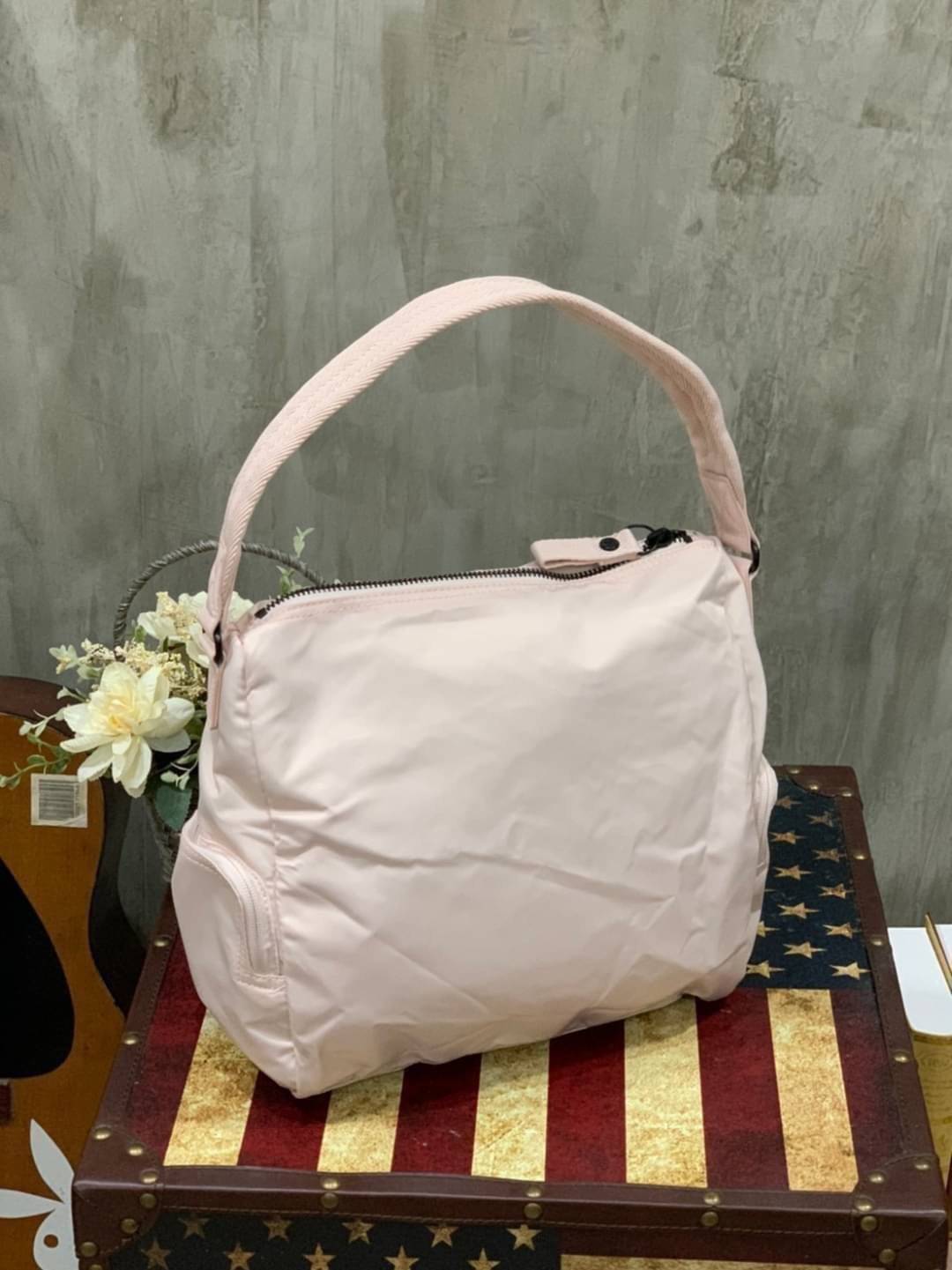 KIPLING ISMAY Medium Tote Bag with Side Pockets คอลเลคชั่นใหม่ล่าสุดจาก Paka Premium กระเป๋าถือหรือคล้องบ่าขนาดกลาง วัสดุ Polyester100% อะไหล่สีRose goldทั้งหมดรวมถึงเจ้าพวงกุญแจmonkeyและพู่หนังrubber เพิ่มความหรูหรา