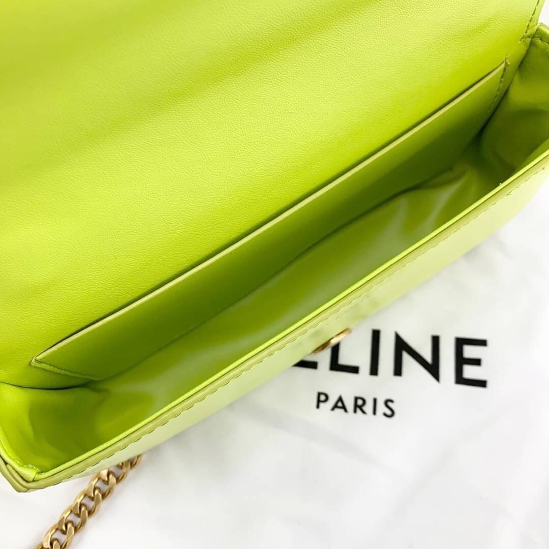 หนังแท้ CELINE CHAIN SHOULDER BAG CUIR TRIOMPHE IN SHINY CALFSKIN ANIS / CELINE TRIOMPHE SHOULDER BAG หนังแท้ทั้งใบสวยหรู แบบใหม่ล่าสุด โลโก้หนังคลาสิกที่สุดค่ะ จุของได้กำลังดี เหมาะกับสาวๆในวันที่อยากครอสบอดี้ชิลๆ ห้ามพลาดค่ะ!