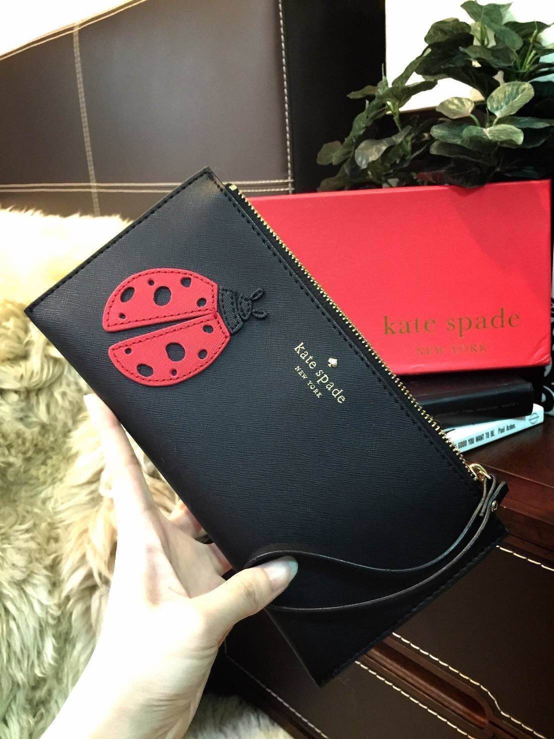 MUST HAVE!!! KATE SPADE NEW YORK CLUTH BAG กระเป๋าคลัชรุ่นใหม่ล่าสุดหนัง Saffiano สวยหรูอยู่ทรงสไตล์ PRADA พร้อมสายคล้องมือเปิดปิดด้วยซิปสะดวกใช้ ด้านหน้าประดับโลโก้แบรนด์สีทองแต่งรูปเต่าทองคอลเลคชั่นใหม่ ภายในกว้างสามารถใส่แบงก์ บัตรเครดิต มือถือ iphone7