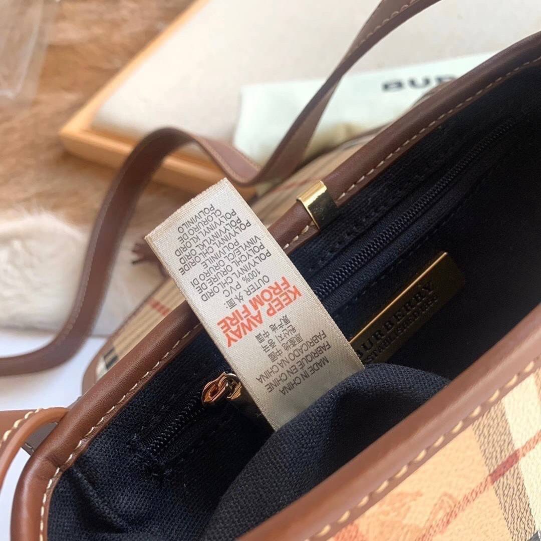 BURBERRY CROSSBODY VINTAGE BAG VIP GIFT WITH PURCHASE (GWP) พรีเมี่ยมกิ๊ฟ Limited Edition จากBURBERRY วัสดุหนังPVC สวยอยู่ทรง เปิดปิดด้วยฝาปิดกระดุมแม่เหล็กประดับริบบิ้นพู่